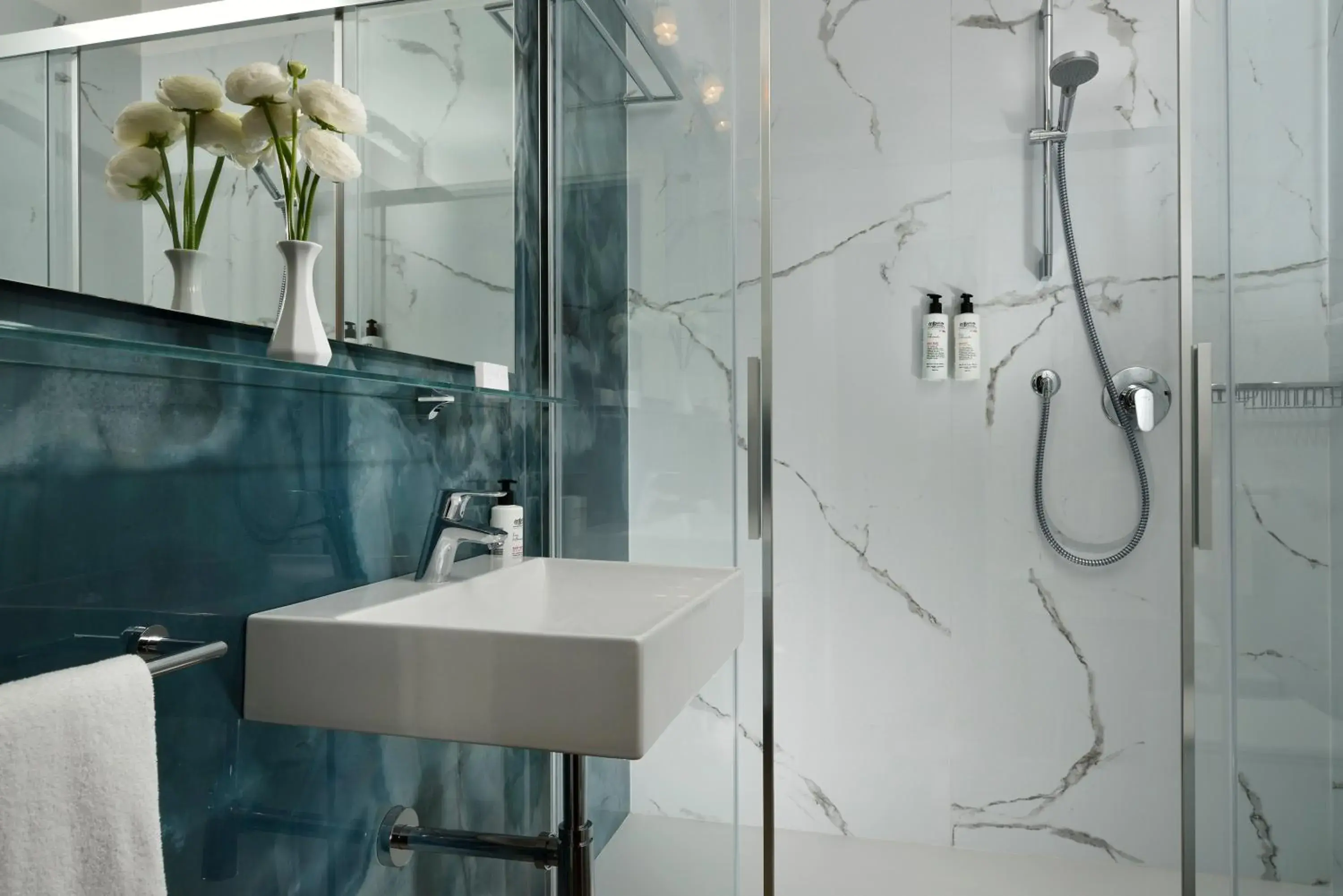 Superior Double Room with Partial Lake View and Spa access in Hotel Continental Wellness & Spa Superior Double Room with Partial Lake View and Spa access in Hotel Continental Wellness & Spa