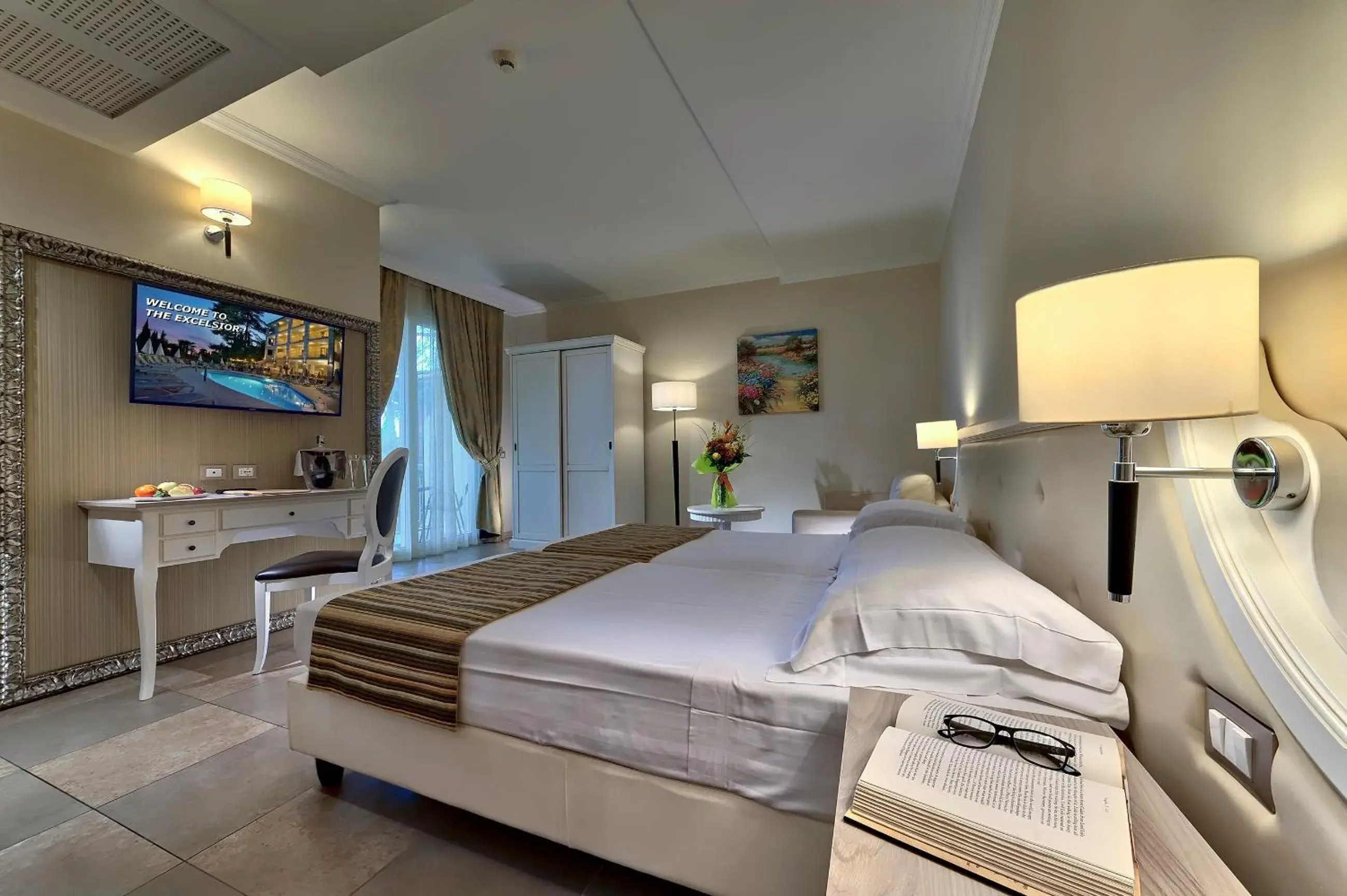 Comfort Double or Twin Room with Partial Lake View in Hotel Excelsior Le Terrazze Comfort Double or Twin Room with Partial Lake View in Hotel Excelsior Le Terrazze