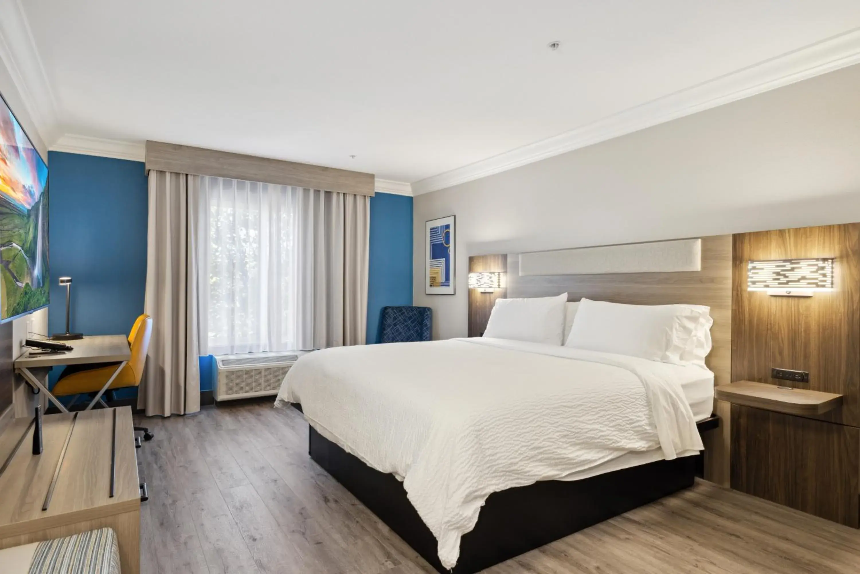 Standard King Room in Holiday Inn Express Hotel & Suites Vacaville by IHG Standard King Room in Holiday Inn Express Hotel & Suites Vacaville by IHG