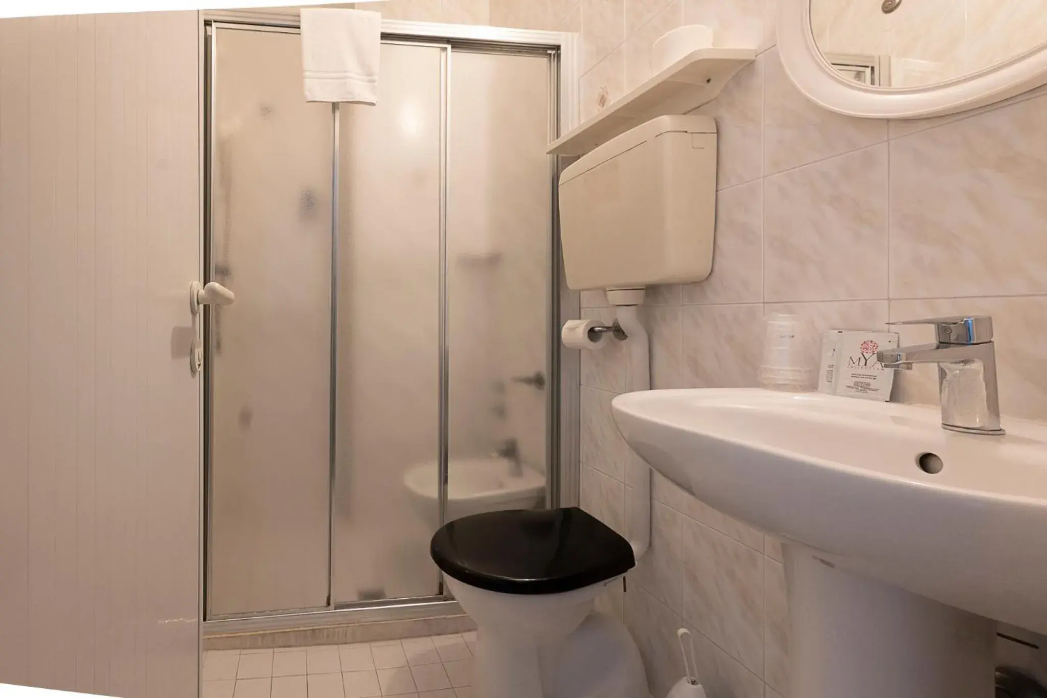 Economy Triple Room in Hotel Le Vele Economy Triple Room in Hotel Le Vele