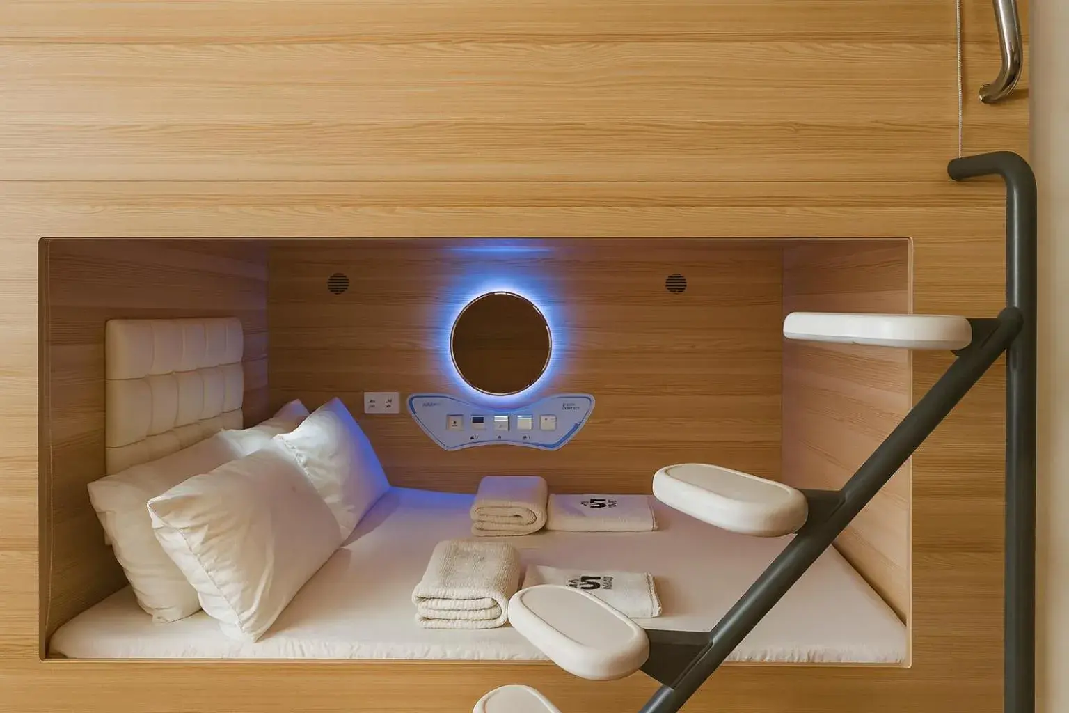 Private Room (2 Queen Pods + 1 Sofa Bed + Bathroom) in Wink at Upper Cross Street Private Room (2 Queen Pods + 1 Sofa Bed + Bathroom) in Wink at Upper Cross Street