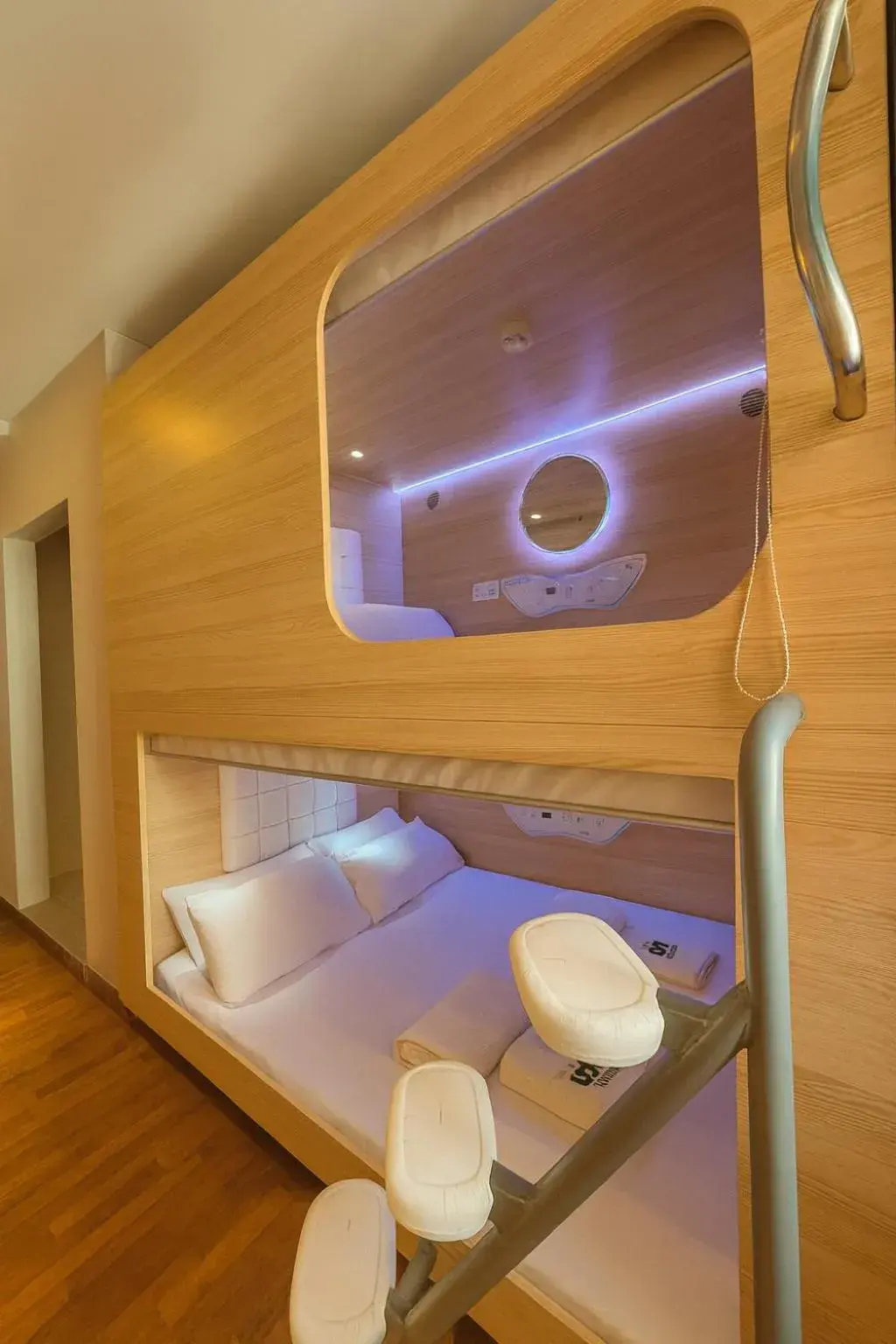 Private Room (4 Queen Pods + Bathroom) in Wink at Upper Cross Street Private Room (4 Queen Pods + Bathroom) in Wink at Upper Cross Street