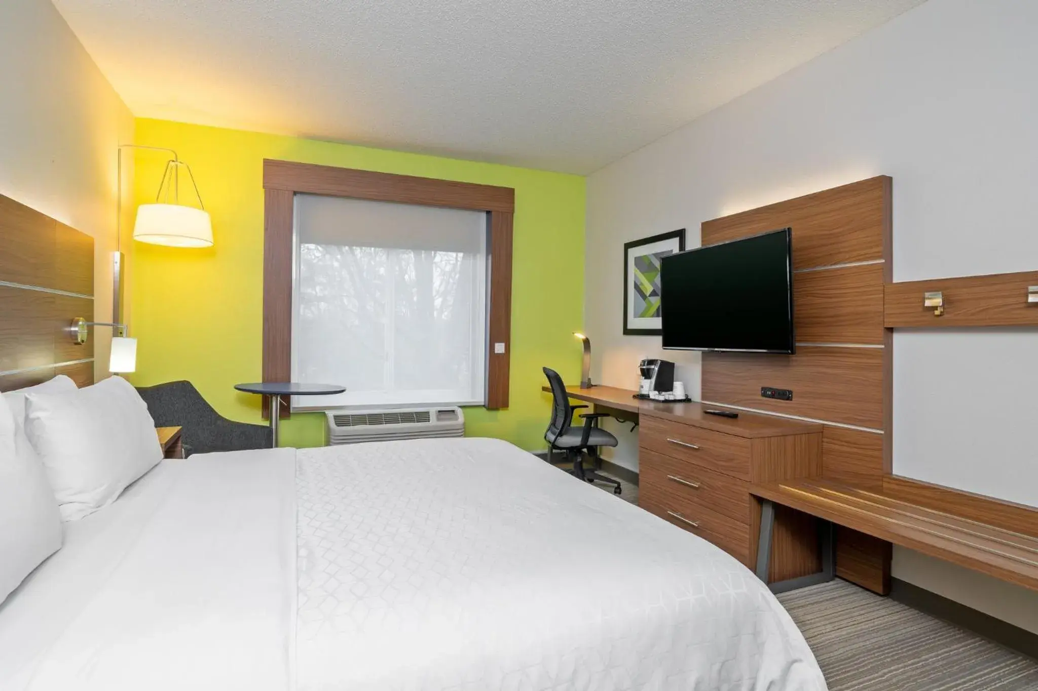 King Room - Mobility Access/Hearing Accessible in Holiday Inn Express Hotel & Suites Woodbridge by IHG King Room - Mobility Access/Hearing Accessible in Holiday Inn Express Hotel & Suites Woodbridge by IHG