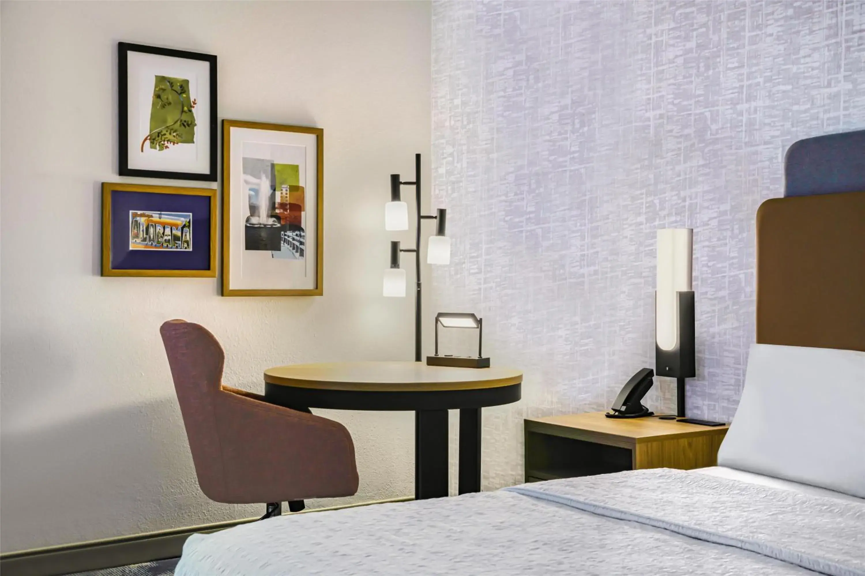 Queen Room with Mobility Accessible Tub - Non-Smoking in Hampton Inn Huntsville-Arsenal/South Parkway Queen Room with Mobility Accessible Tub - Non-Smoking in Hampton Inn Huntsville-Arsenal/South Parkway