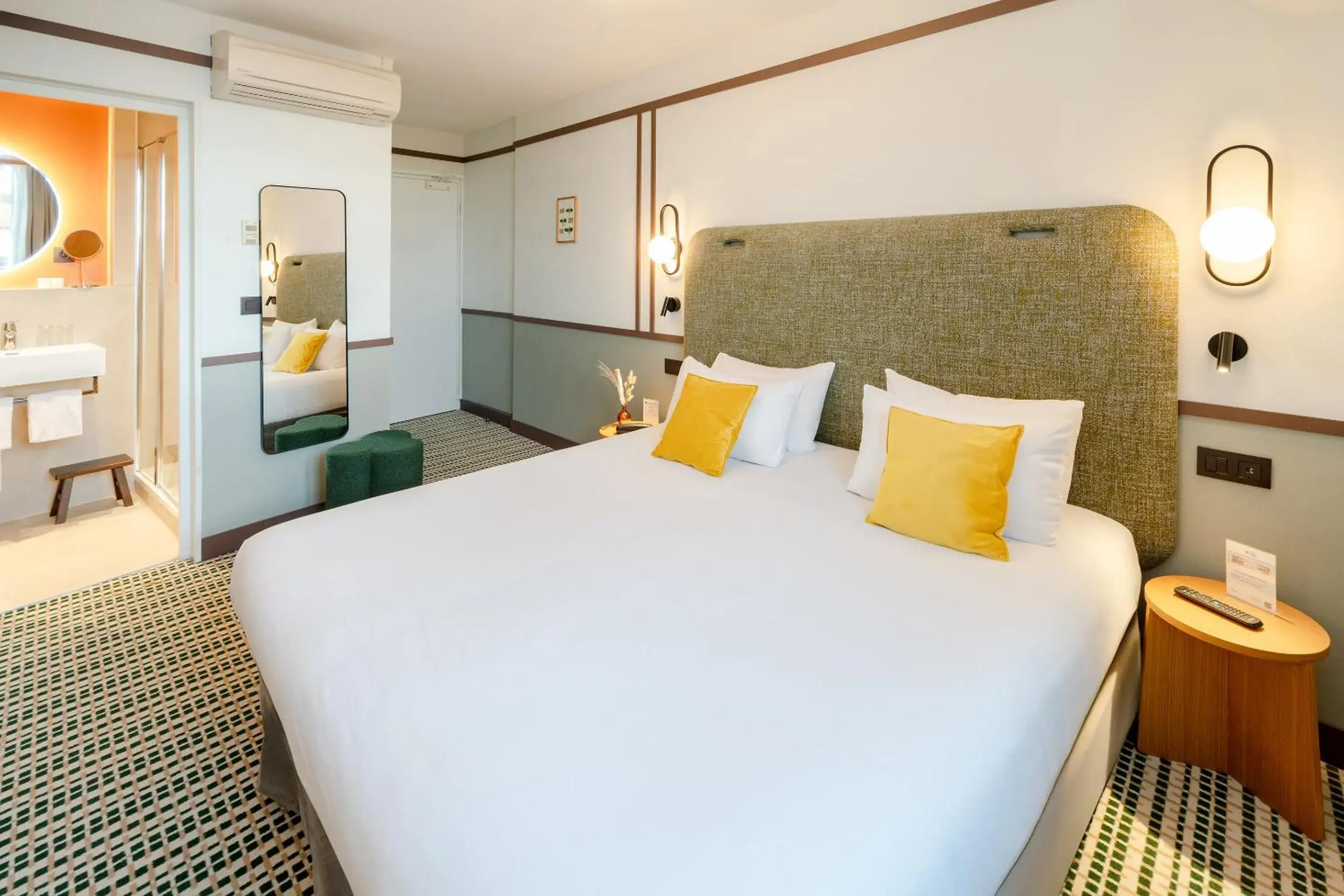 Superior King Room - Non-Smoking in Best Western Plus Au Grand Saint Jean Superior King Room - Non-Smoking in Best Western Plus Au Grand Saint Jean