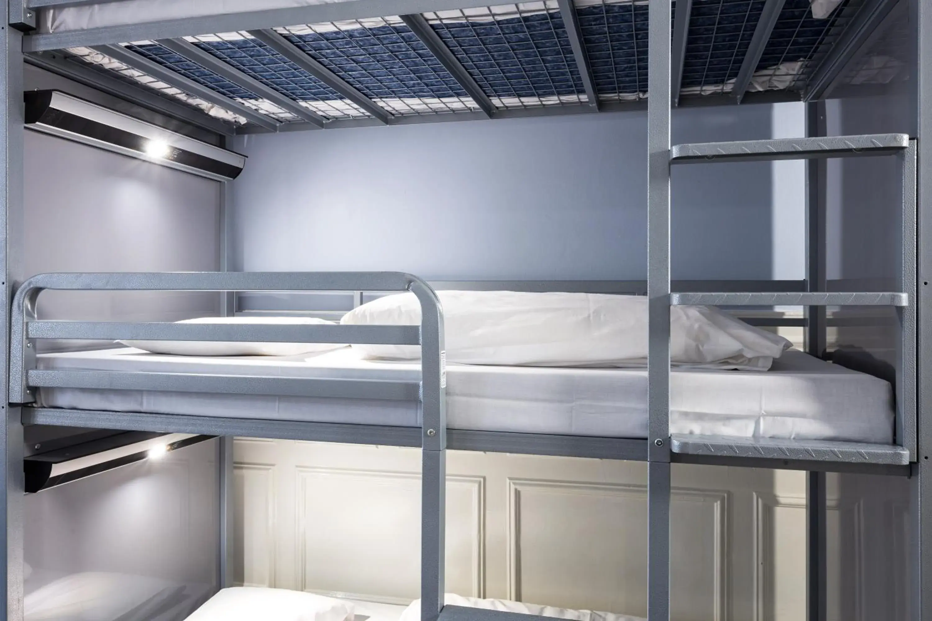 Bed in 9-Bed Mixed Dormitory Room Ensuite in Astor Kensington Hostel Bed in 9-Bed Mixed Dormitory Room Ensuite in Astor Kensington Hostel