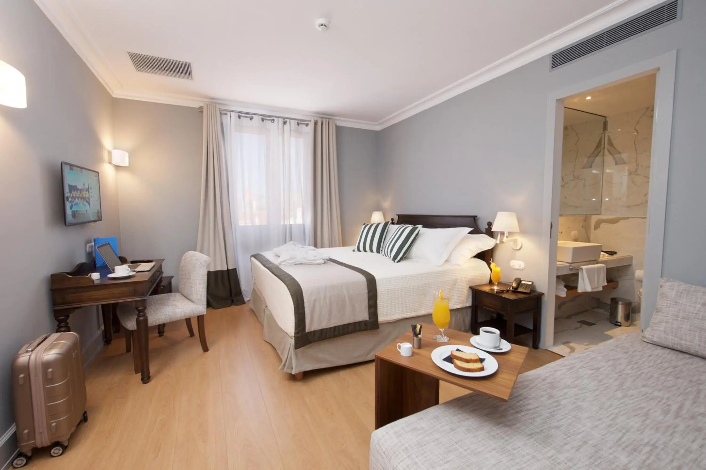 Superior Double Room (No Balcony) in Aenos Hotel Superior Double Room (No Balcony) in Aenos Hotel