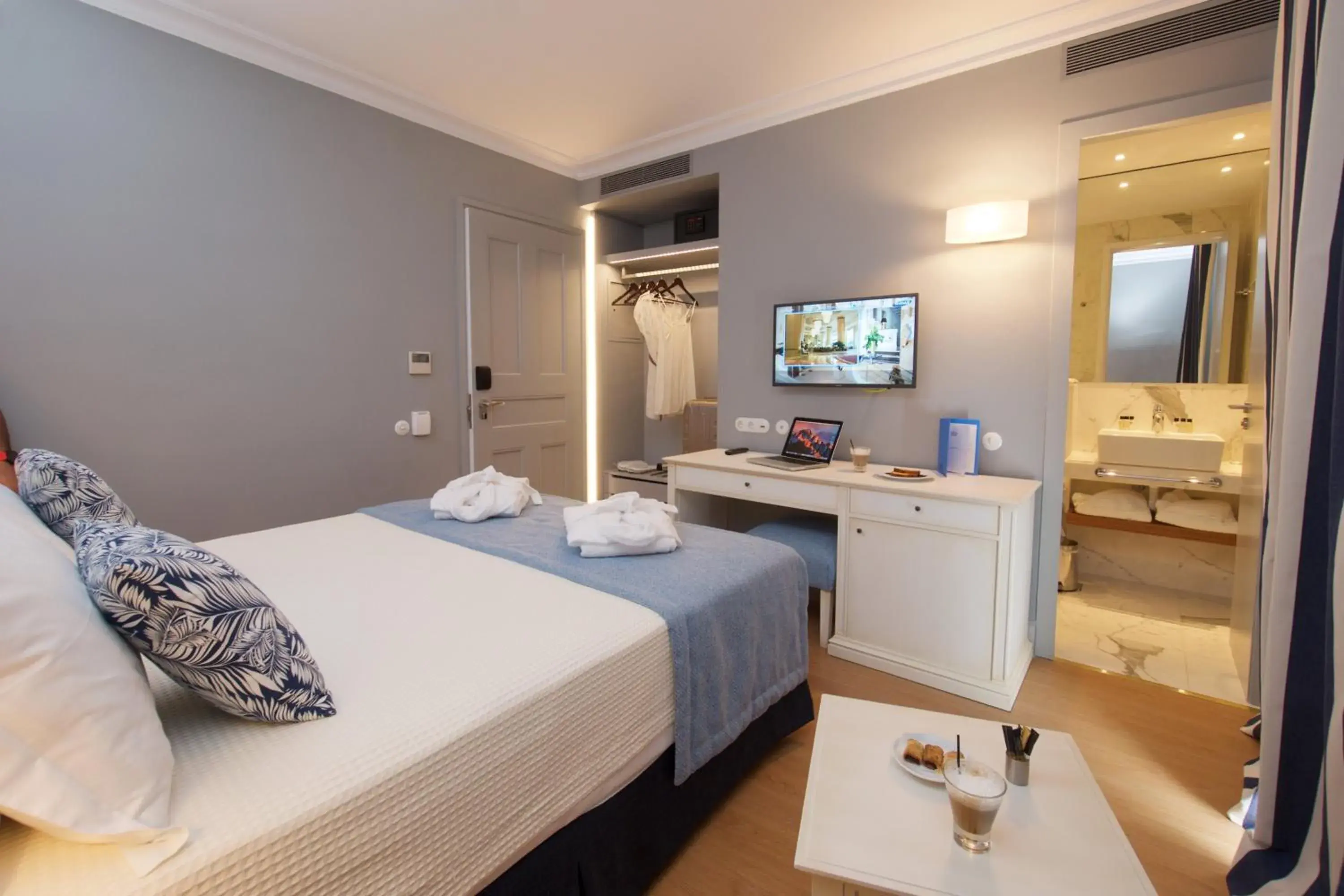 Special Offer Double Room (No Balcony) in Aenos Hotel Special Offer Double Room (No Balcony) in Aenos Hotel