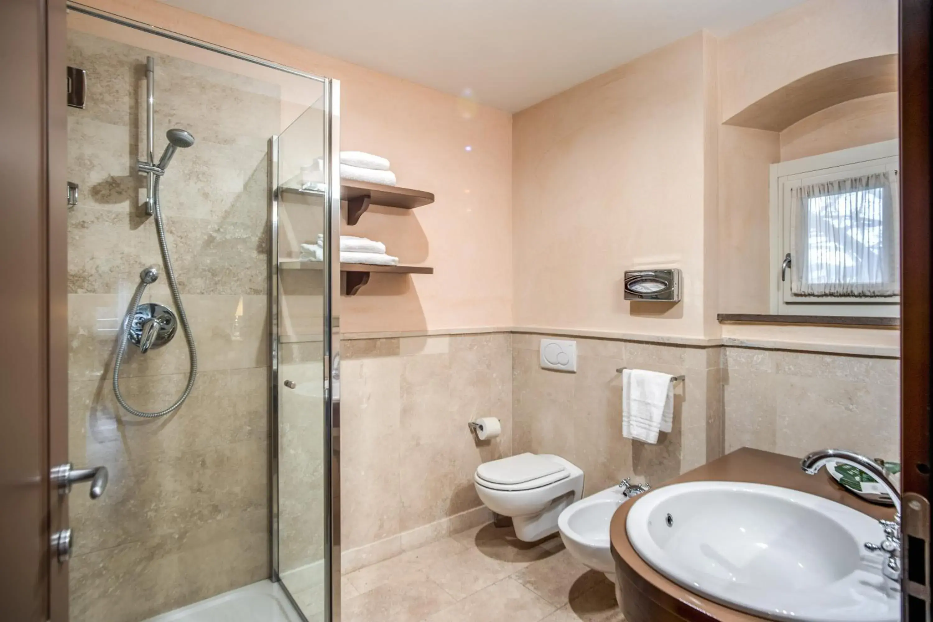 Superior Triple Room in Villa Giorgia Albergo in Collina Superior Triple Room in Villa Giorgia Albergo in Collina