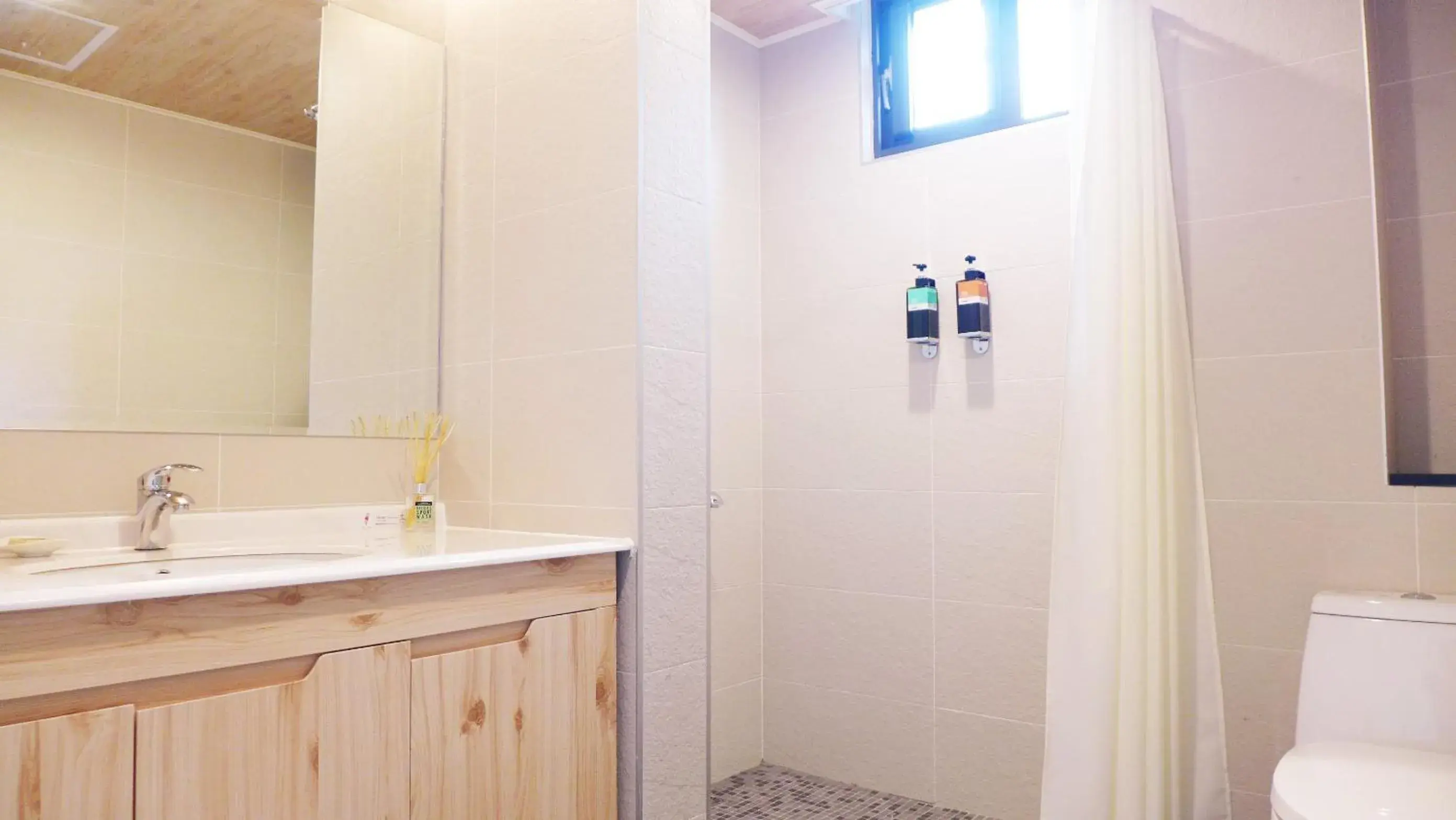 Double Room with Balcony - single occupancy in Notting Hill B&B Double Room with Balcony - single occupancy in Notting Hill B&B