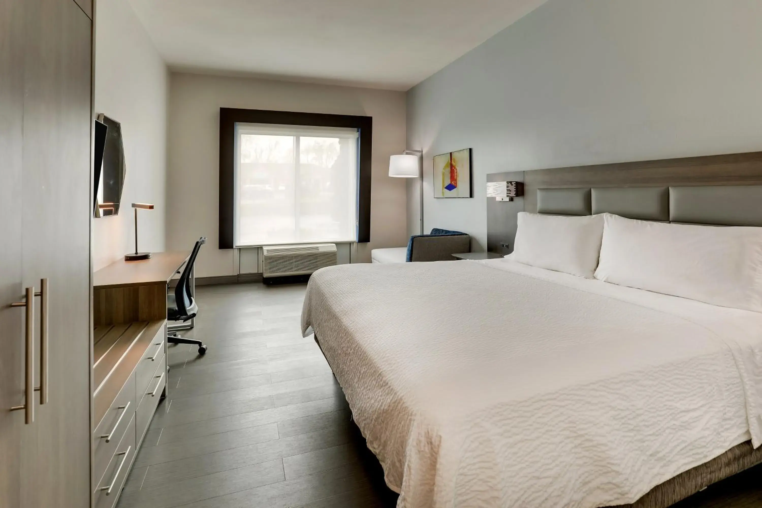 King Room - Mobility Access Roll in Shower/Non-Smoking in Holiday Inn Express Hotel & Suites Richmond by IHG King Room - Mobility Access Roll in Shower/Non-Smoking in Holiday Inn Express Hotel & Suites Richmond by IHG