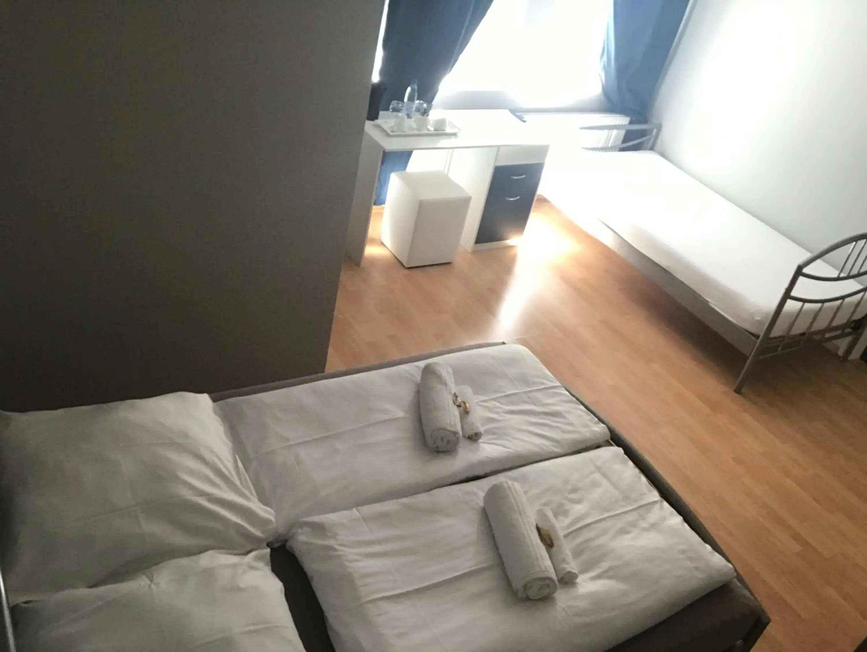 Triple Room with Private Bathroom in Hotel Capitol Zentrum - 24h - Triple Room with Private Bathroom in Hotel Capitol Zentrum - 24h -