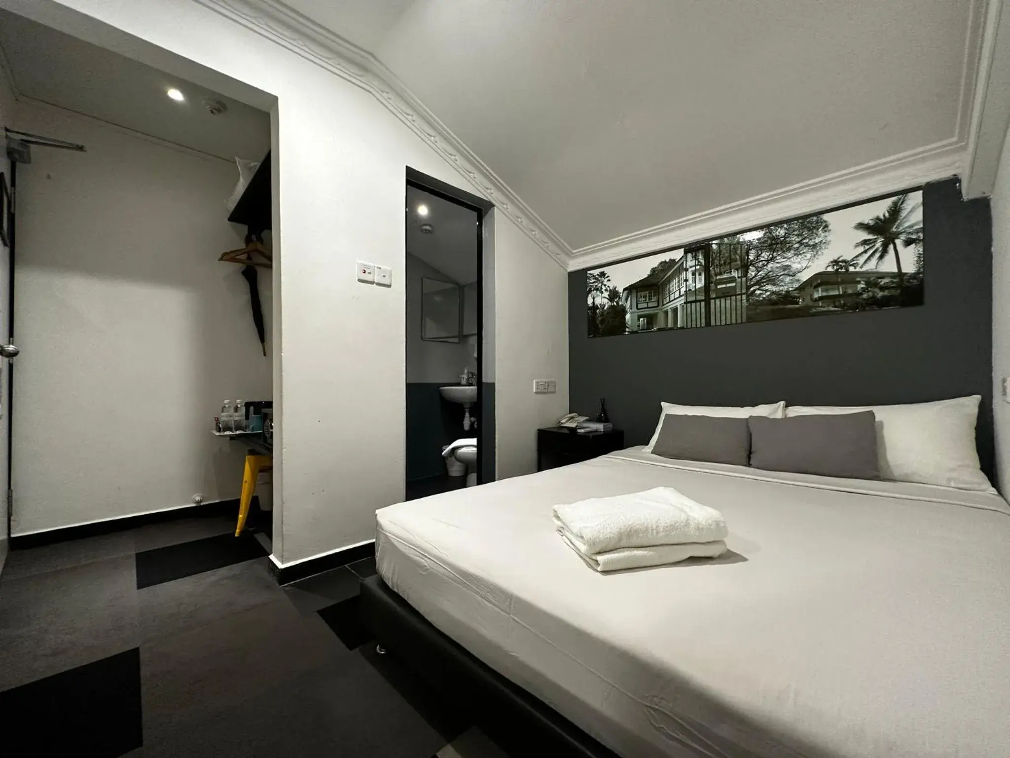 Deluxe in Check-Inn at Little India Deluxe in Check-Inn at Little India