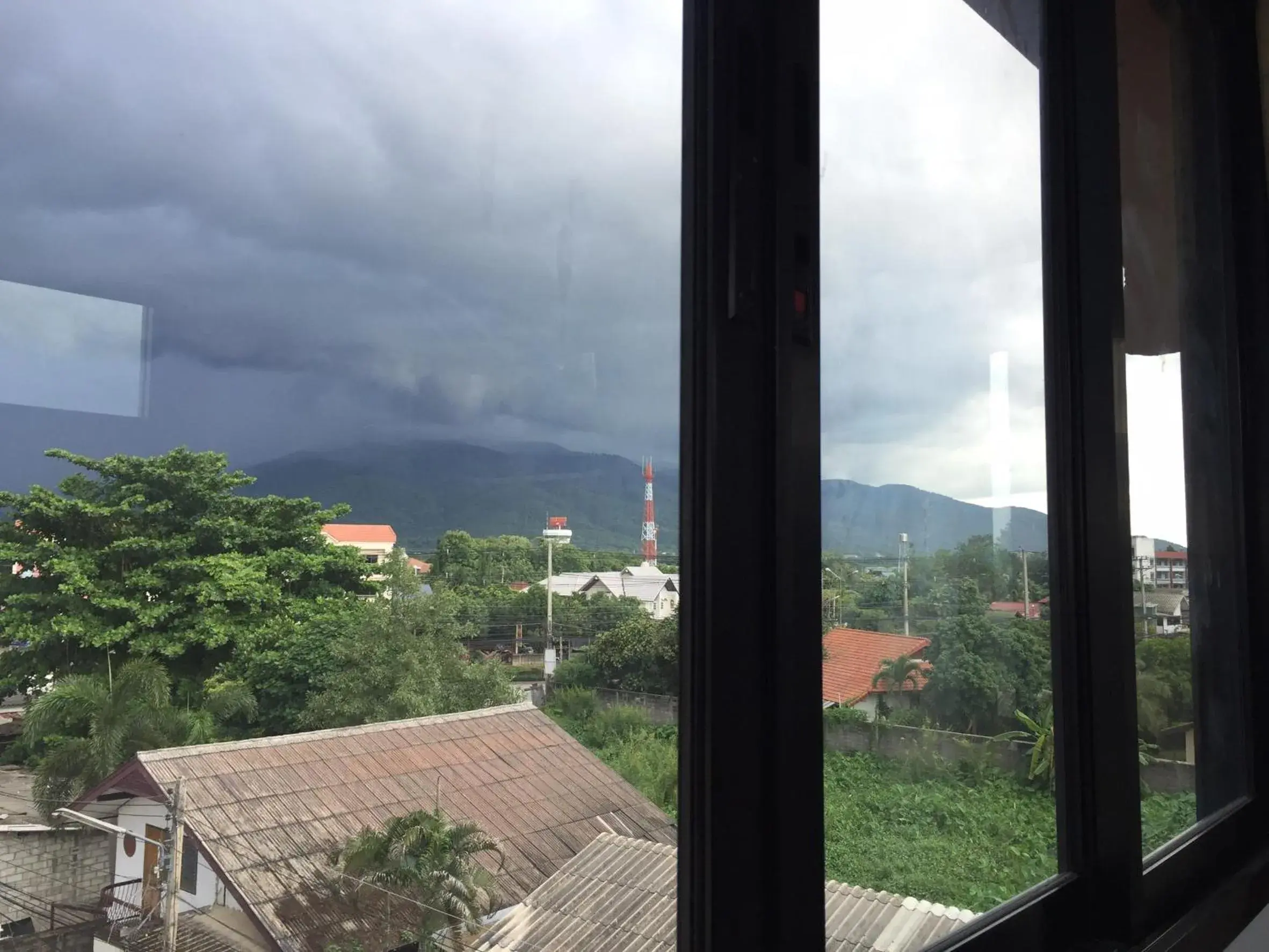 Twin Room with Mountain View in Chiangmai HomeTeL Twin Room with Mountain View in Chiangmai HomeTeL