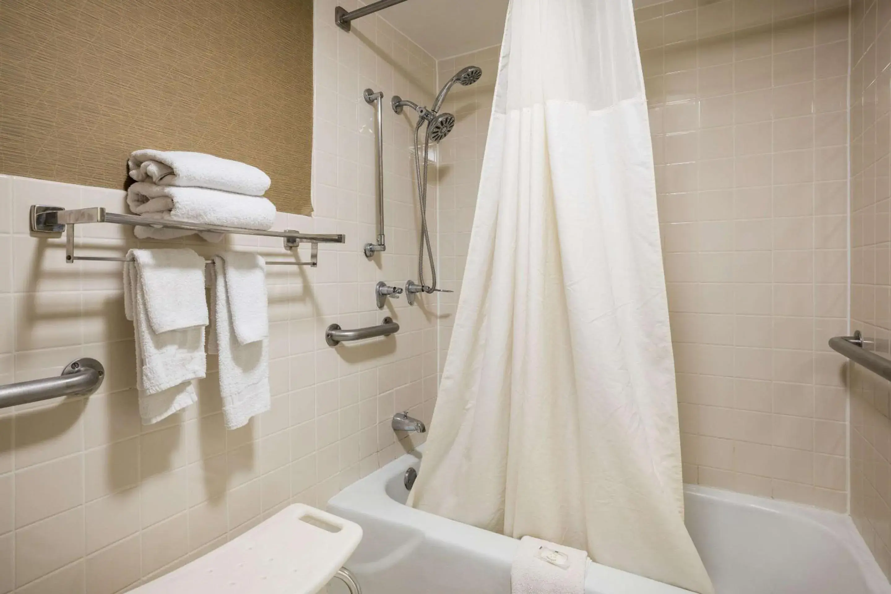 King Room - Accessible/Non-Smoking in Quality Inn & Suites Syracuse Fairgrounds King Room - Accessible/Non-Smoking in Quality Inn & Suites Syracuse Fairgrounds