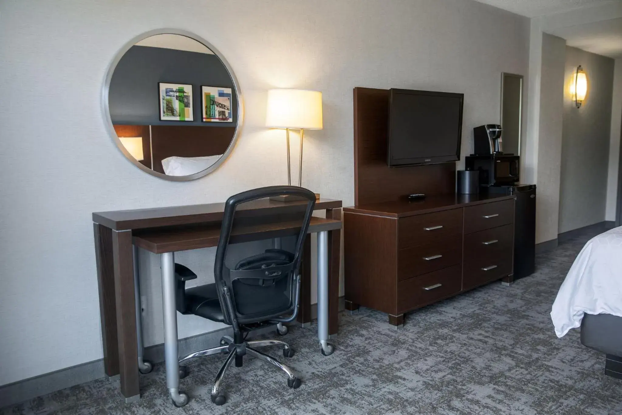 Standard King Room with Sofa Bed and City View in Holiday Inn Sioux Falls-City Center by IHG Standard King Room with Sofa Bed and City View in Holiday Inn Sioux Falls-City Center by IHG