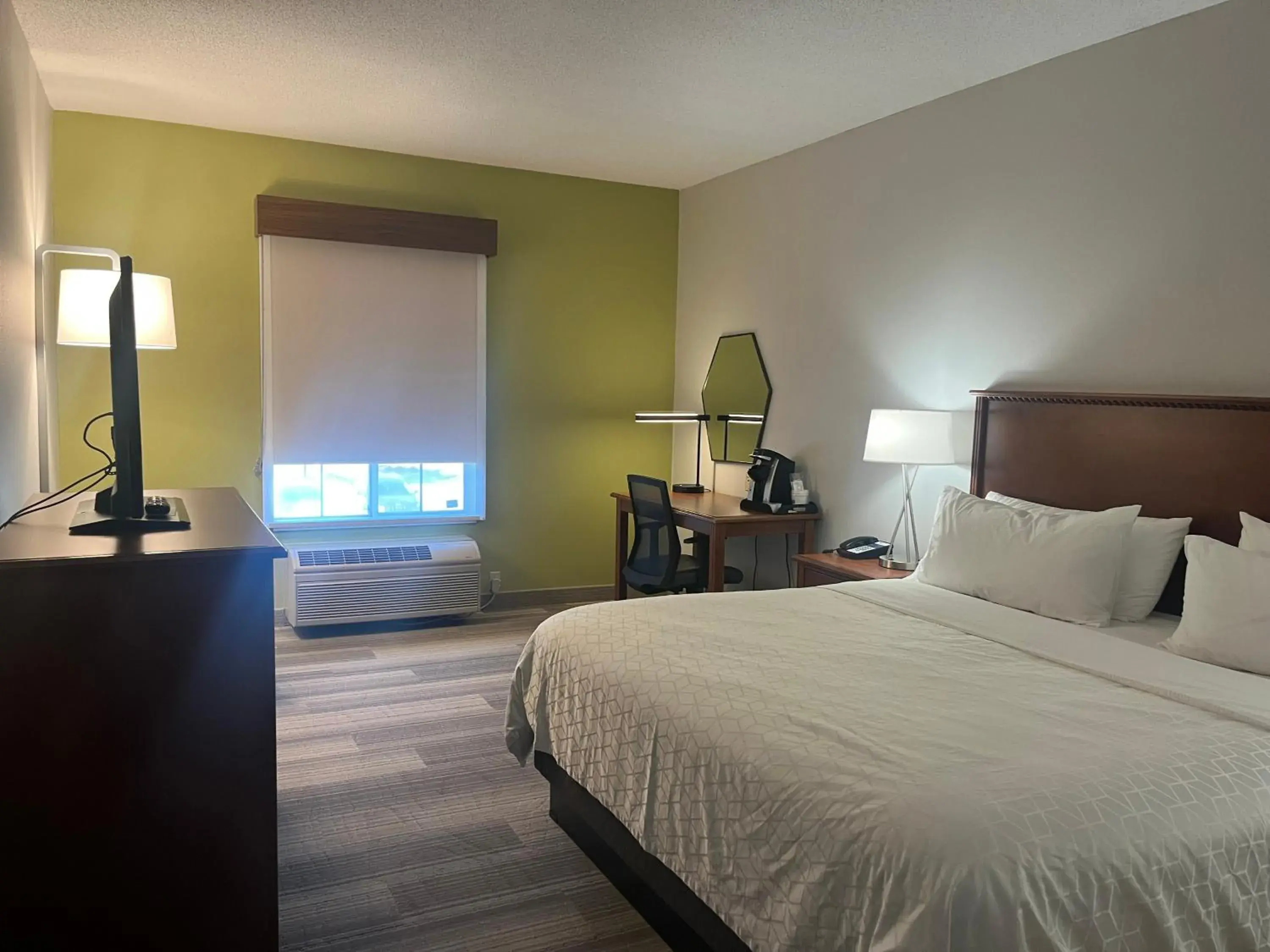 Standard King Room in Holiday Inn Express Hotel & Suites Sioux Falls At Empire Mall by IHG Standard King Room in Holiday Inn Express Hotel & Suites Sioux Falls At Empire Mall by IHG
