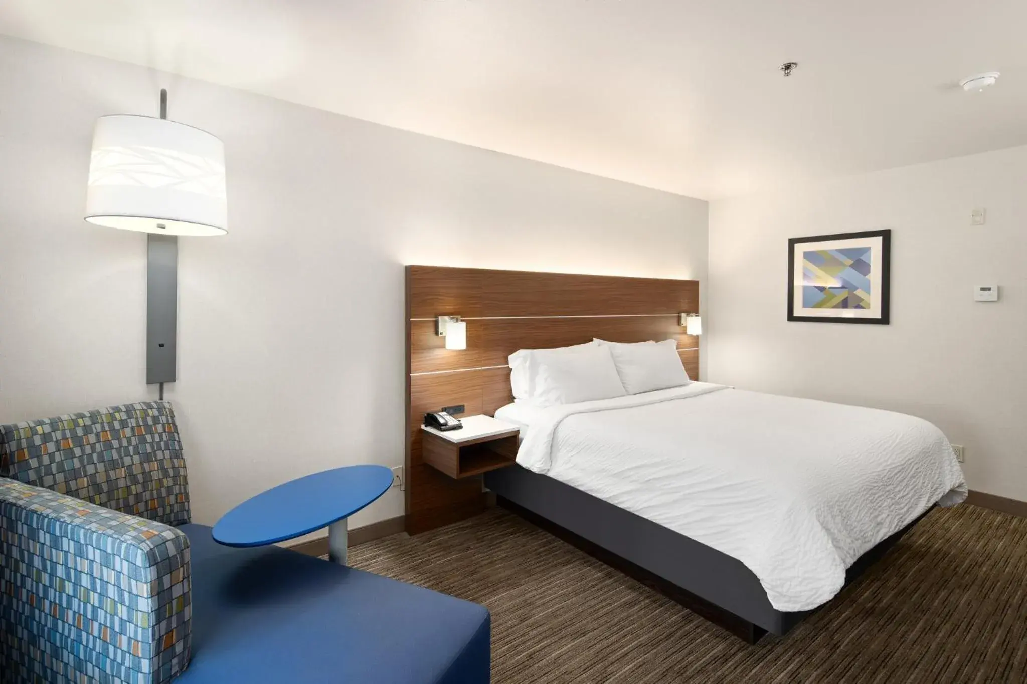 Standard King Room - Mobility Accessible in Holiday Inn Express Hotel & Suites Coeur D'Alene I-90 Exit 11 by IHG Standard King Room - Mobility Accessible in Holiday Inn Express Hotel & Suites Coeur D'Alene I-90 Exit 11 by IHG
