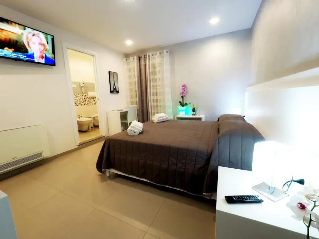 Double or Twin Room with Side Sea View in Residenza La Torre Double or Twin Room with Side Sea View in Residenza La Torre