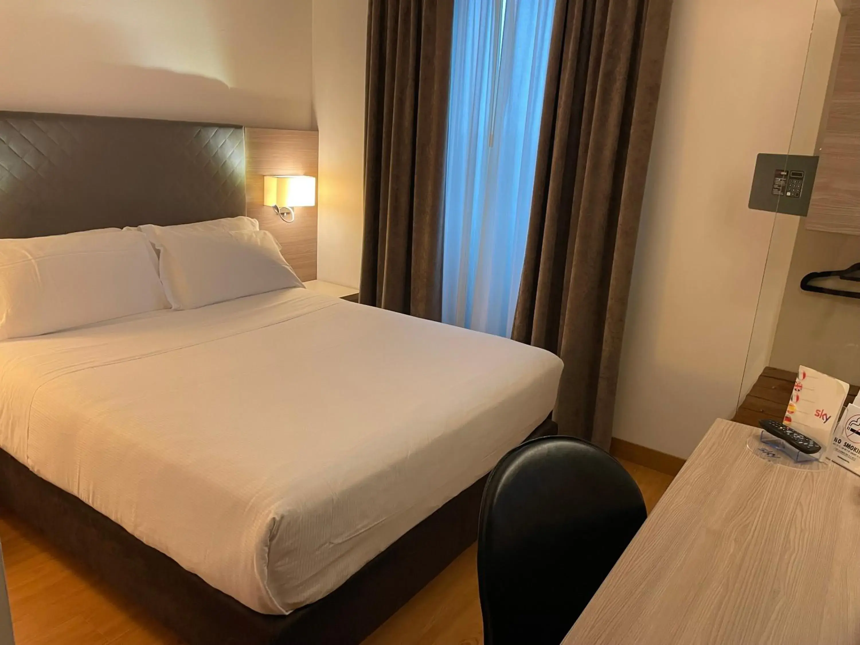 Small Double Room in Hotel Omnia Small Double Room in Hotel Omnia