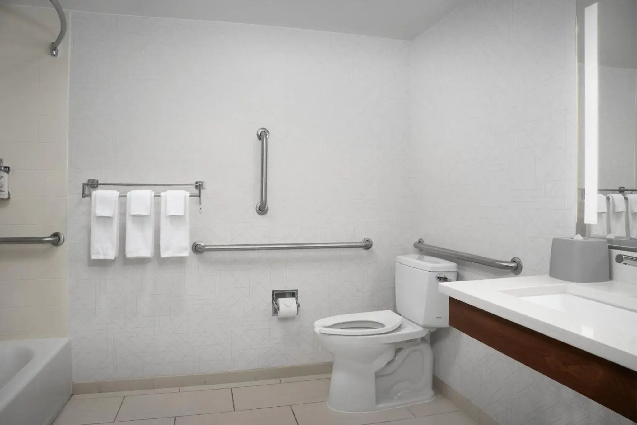 Standard Queen Room with Two Queen Beds and Mobility Accessible Tub in Holiday Inn Express & Suites Alexandria - Fort Belvoir by IHG Standard Queen Room with Two Queen Beds and Mobility Accessible Tub in Holiday Inn Express & Suites Alexandria - Fort Belvoir by IHG