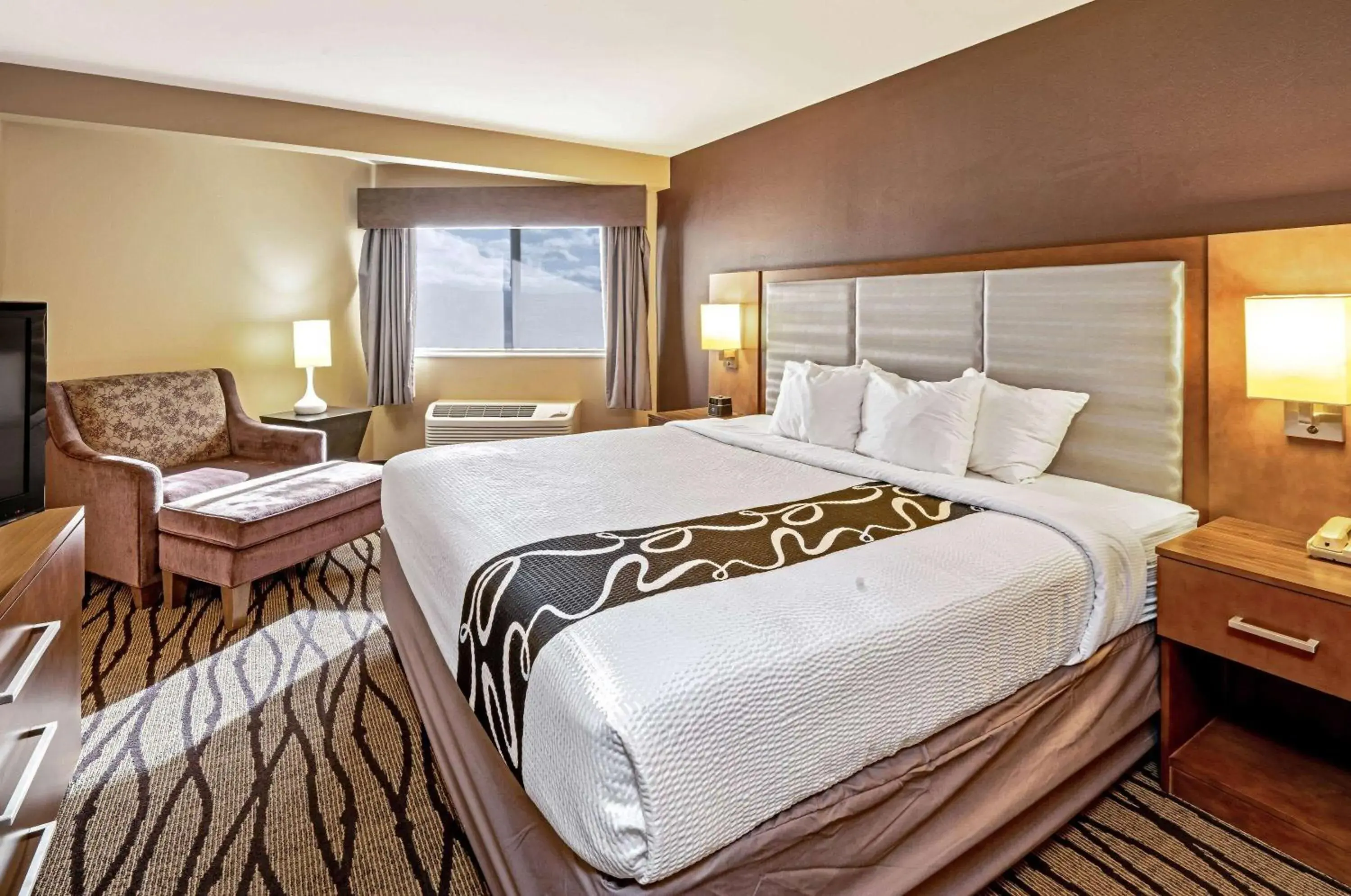 Deluxe King Suite with City/Mountain View - Non-Smoking in La Quinta by Wyndham Butte Deluxe King Suite with City/Mountain View - Non-Smoking in La Quinta by Wyndham Butte