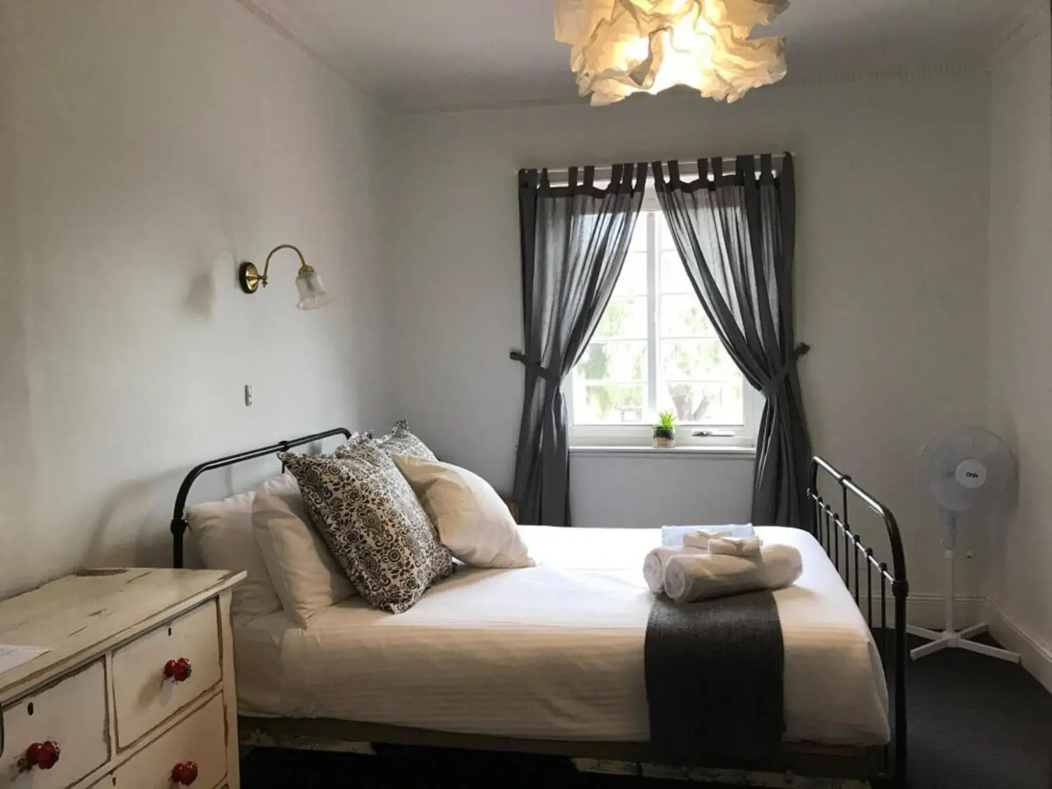 Double Room with Shared Bathroom in Caledonian Inn Double Room with Shared Bathroom in Caledonian Inn