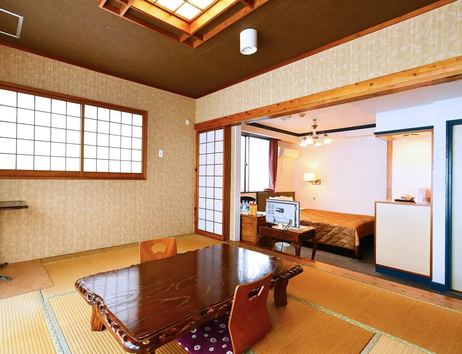 Queen Room in Sunrise Hotel Okinawa-どこか懐かしいレトロな雰囲気の宿 Queen Room in Sunrise Hotel Okinawa-どこか懐かしいレトロな雰囲気の宿