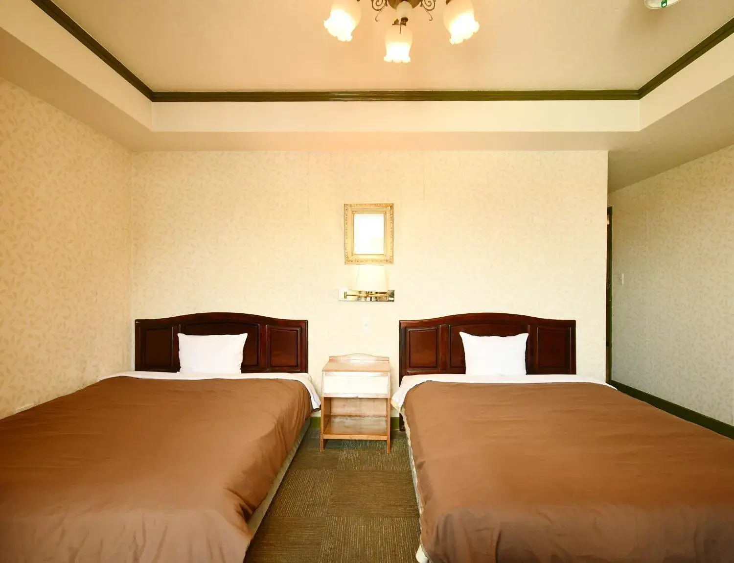 Twin Room in Sunrise Hotel Okinawa-どこか懐かしいレトロな雰囲気の宿 Twin Room in Sunrise Hotel Okinawa-どこか懐かしいレトロな雰囲気の宿