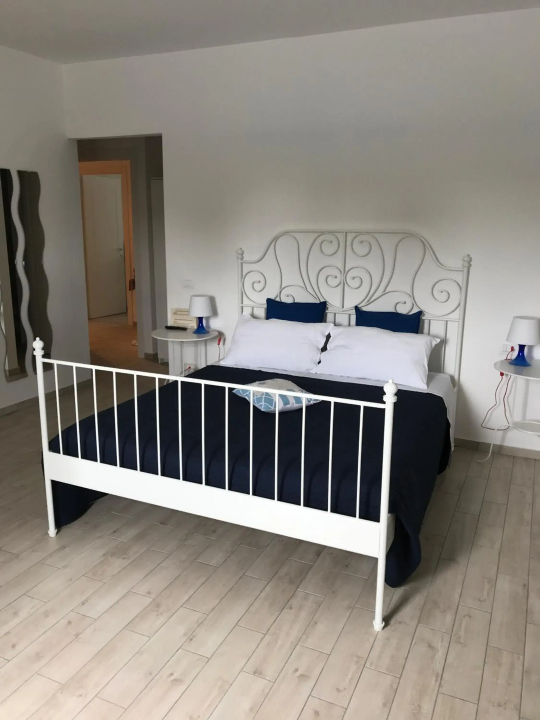 Family Room with Shower in B&B La Rosa del Lago Family Room with Shower in B&B La Rosa del Lago