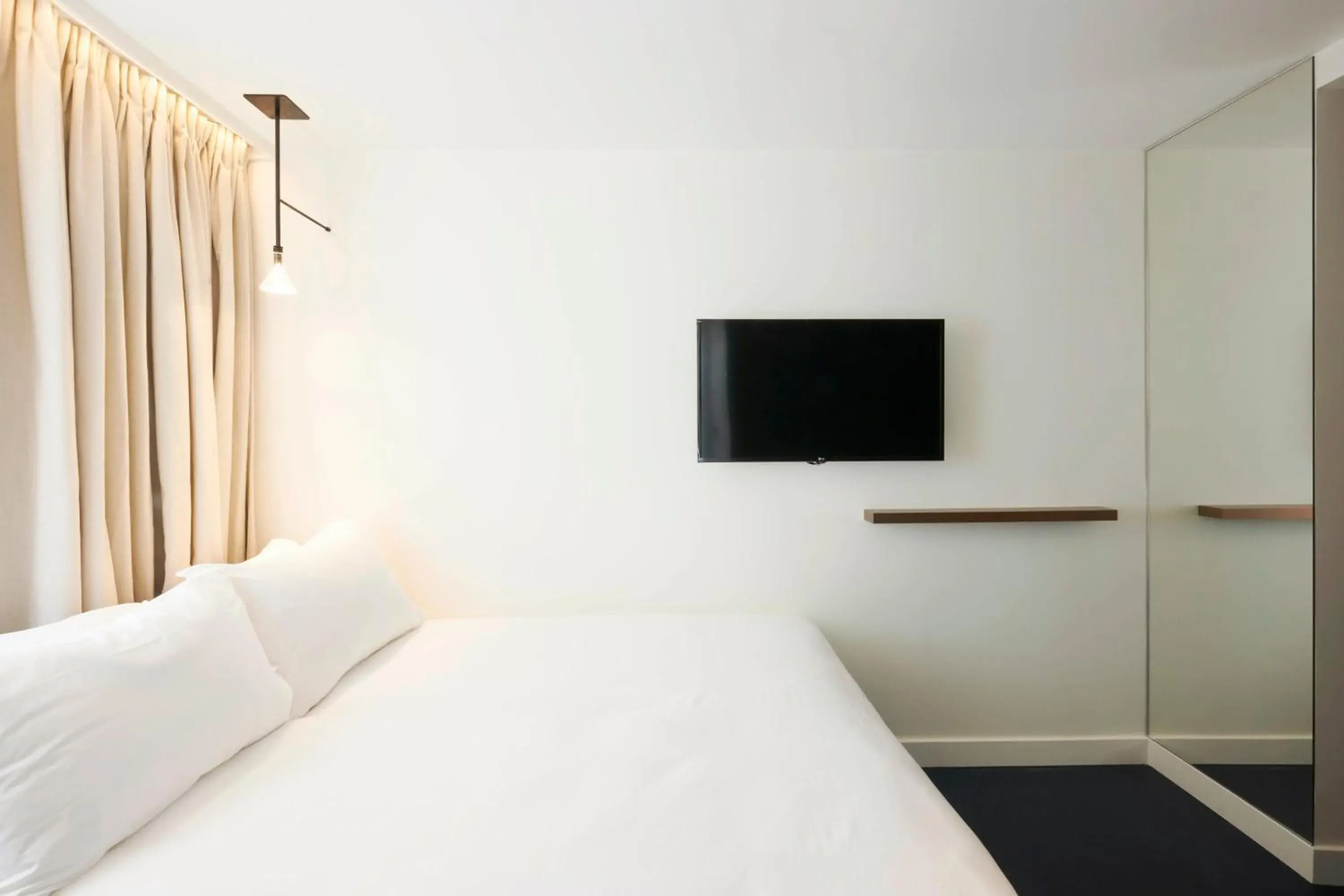 Single Room in Perpetual Elysée Montaigne Single Room in Perpetual Elysée Montaigne