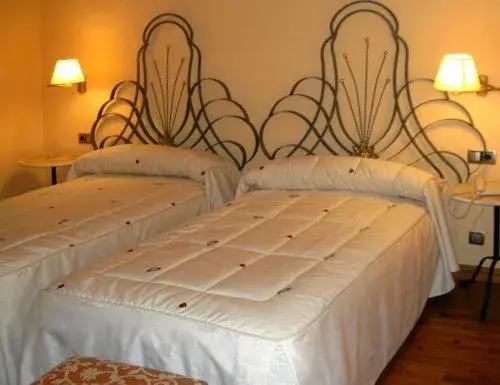 Twin Room with Spa Bath in Manrique de Lara Twin Room with Spa Bath in Manrique de Lara