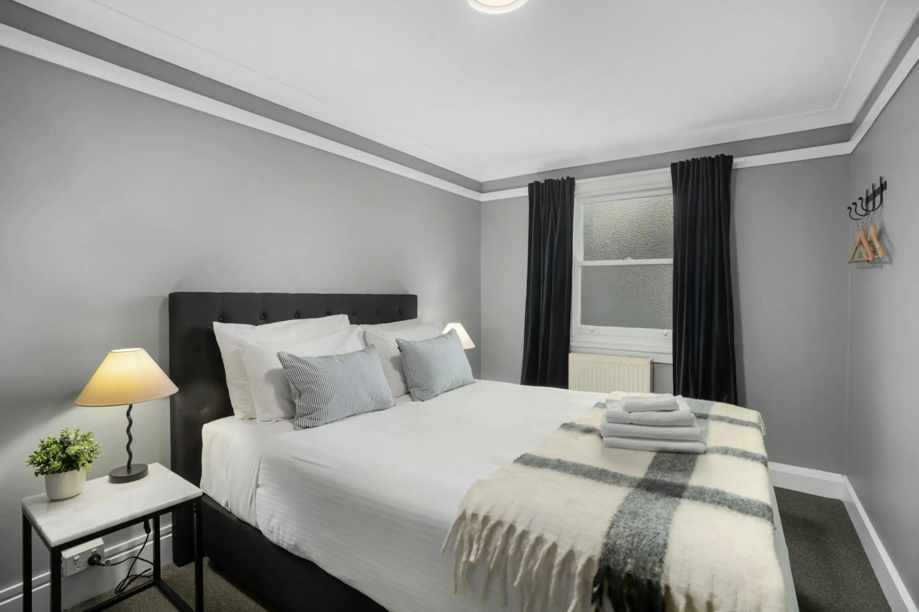 Queen Room with Shared Bathroom in Bundanoon Hotel Queen Room with Shared Bathroom in Bundanoon Hotel