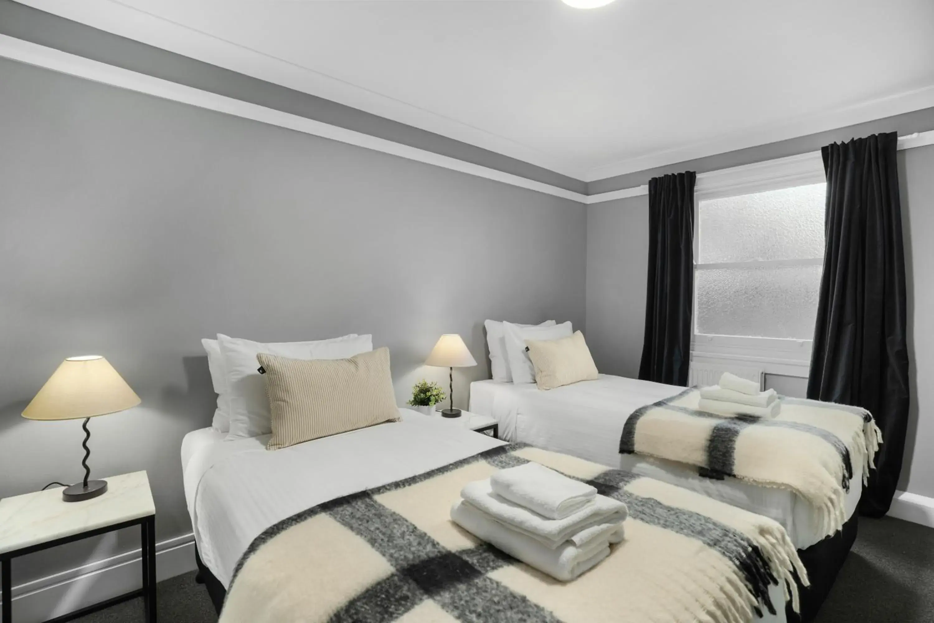 Twin Room with Shared Bathroom in Bundanoon Hotel Twin Room with Shared Bathroom in Bundanoon Hotel