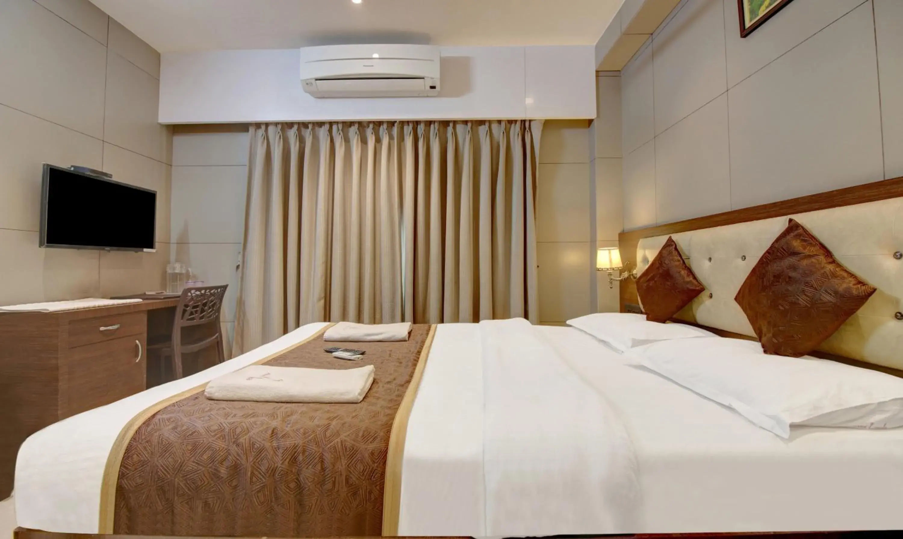 Deluxe Double Room in Hotel Leela Deluxe Double Room in Hotel Leela