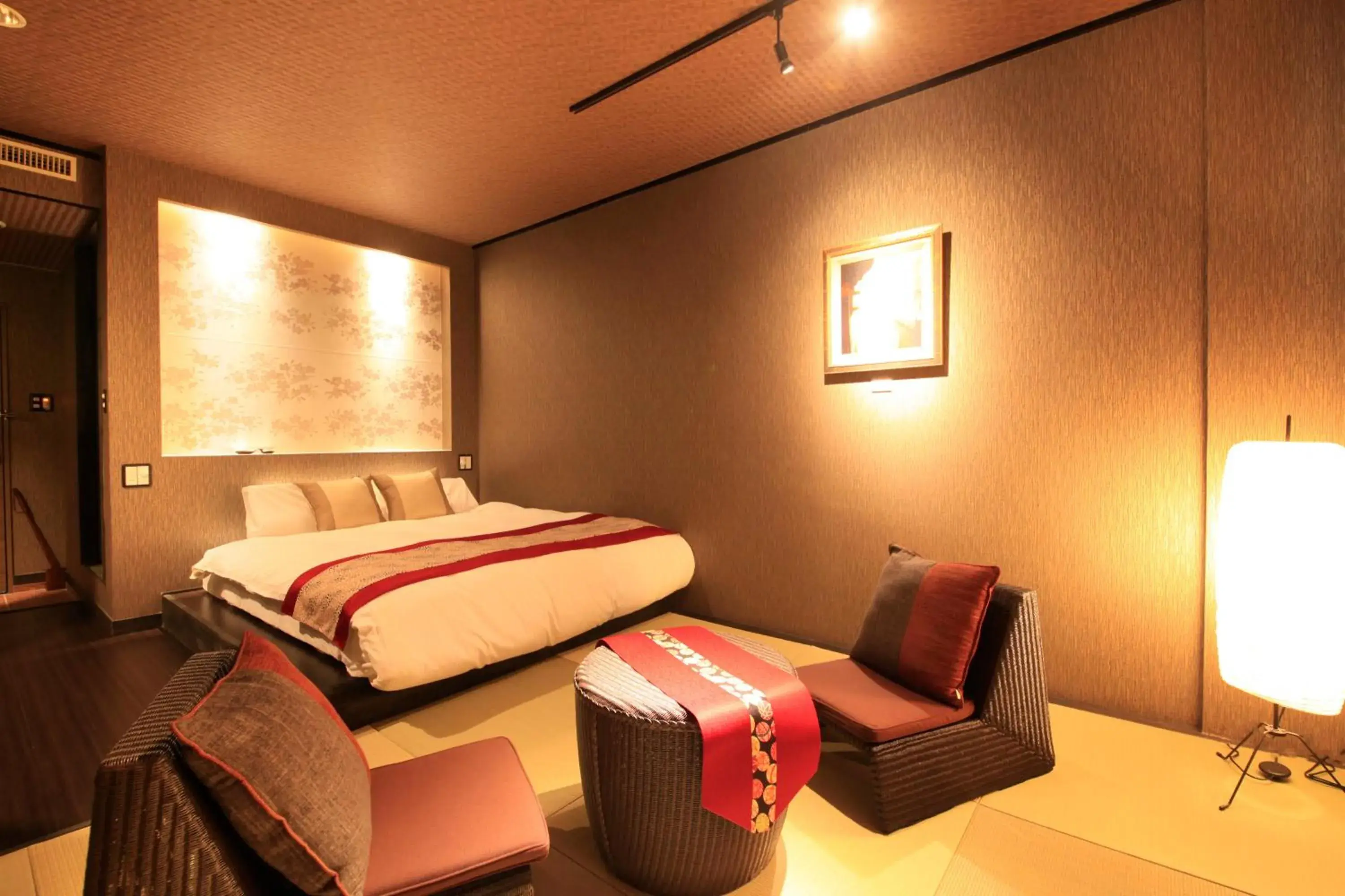 Queen Room with Tatami Area - Non-Smoking in Tensui Saryo Queen Room with Tatami Area - Non-Smoking in Tensui Saryo