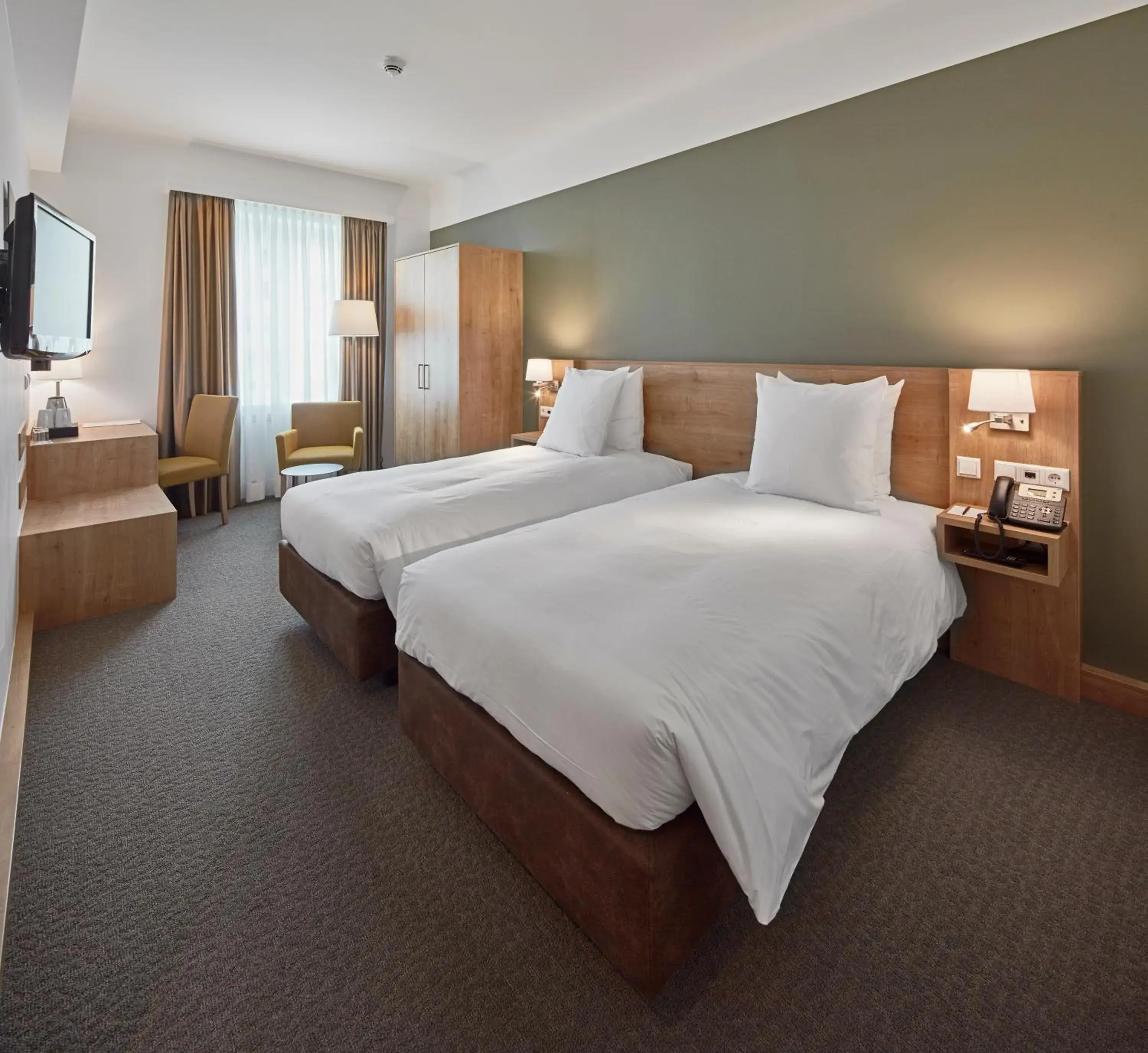 Comfort Triple Room with Shower in City Hotel Comfort Triple Room with Shower in City Hotel