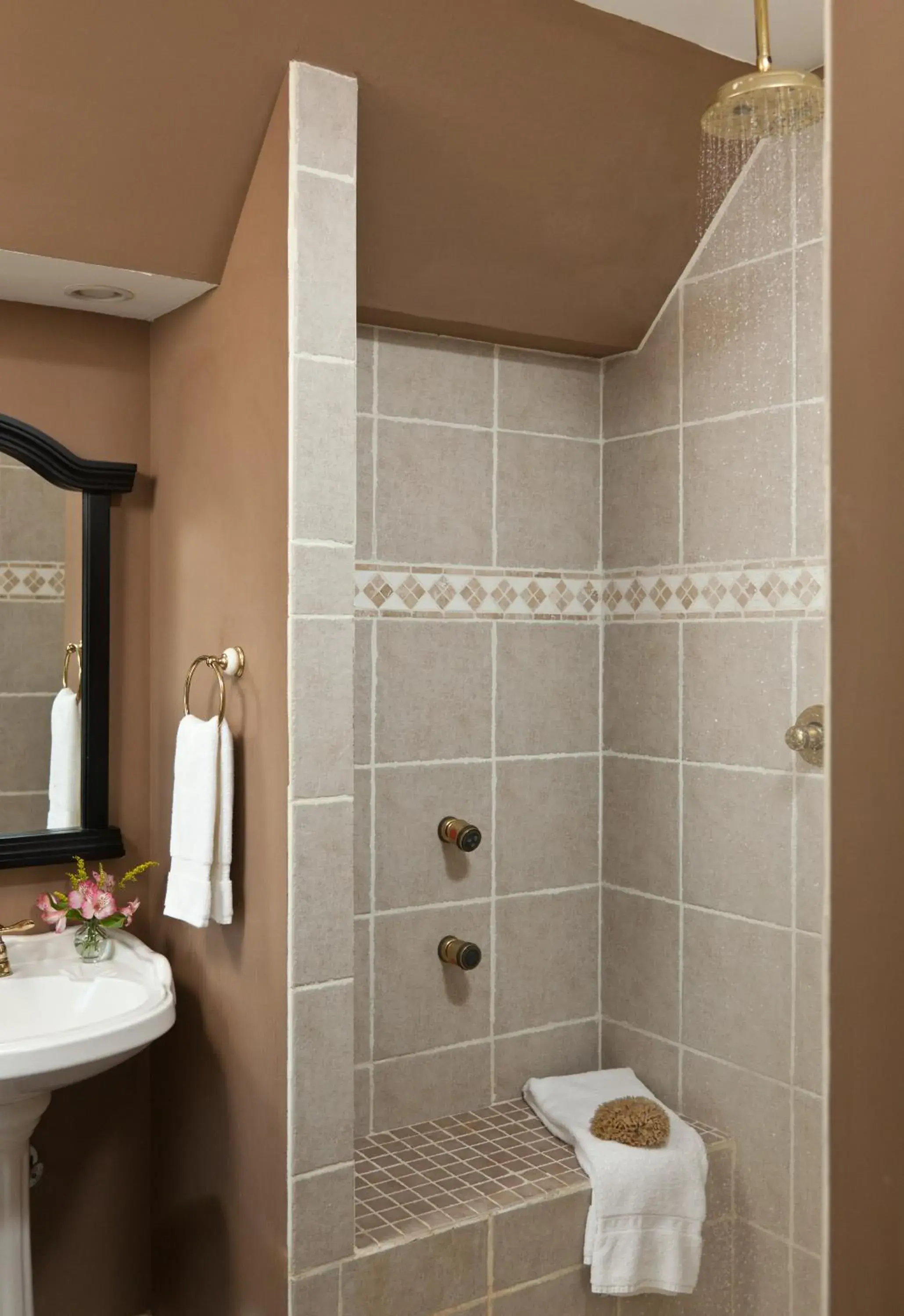 Deluxe Queen Room in The Inn & Tavern at Meander Deluxe Queen Room in The Inn & Tavern at Meander