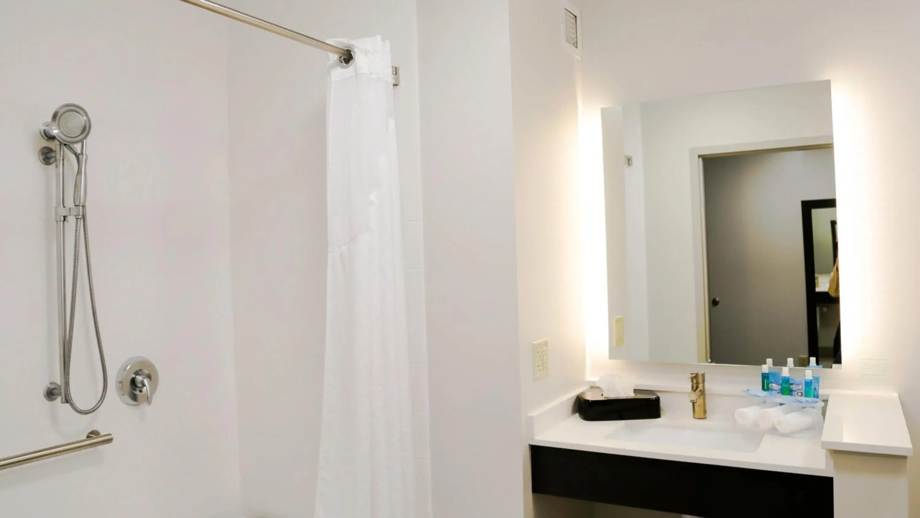 Standard King Room with Mobility Accessible Roll-In Shower in Holiday Inn Express & Suites Kingston-Ulster by IHG Standard King Room with Mobility Accessible Roll-In Shower in Holiday Inn Express & Suites Kingston-Ulster by IHG