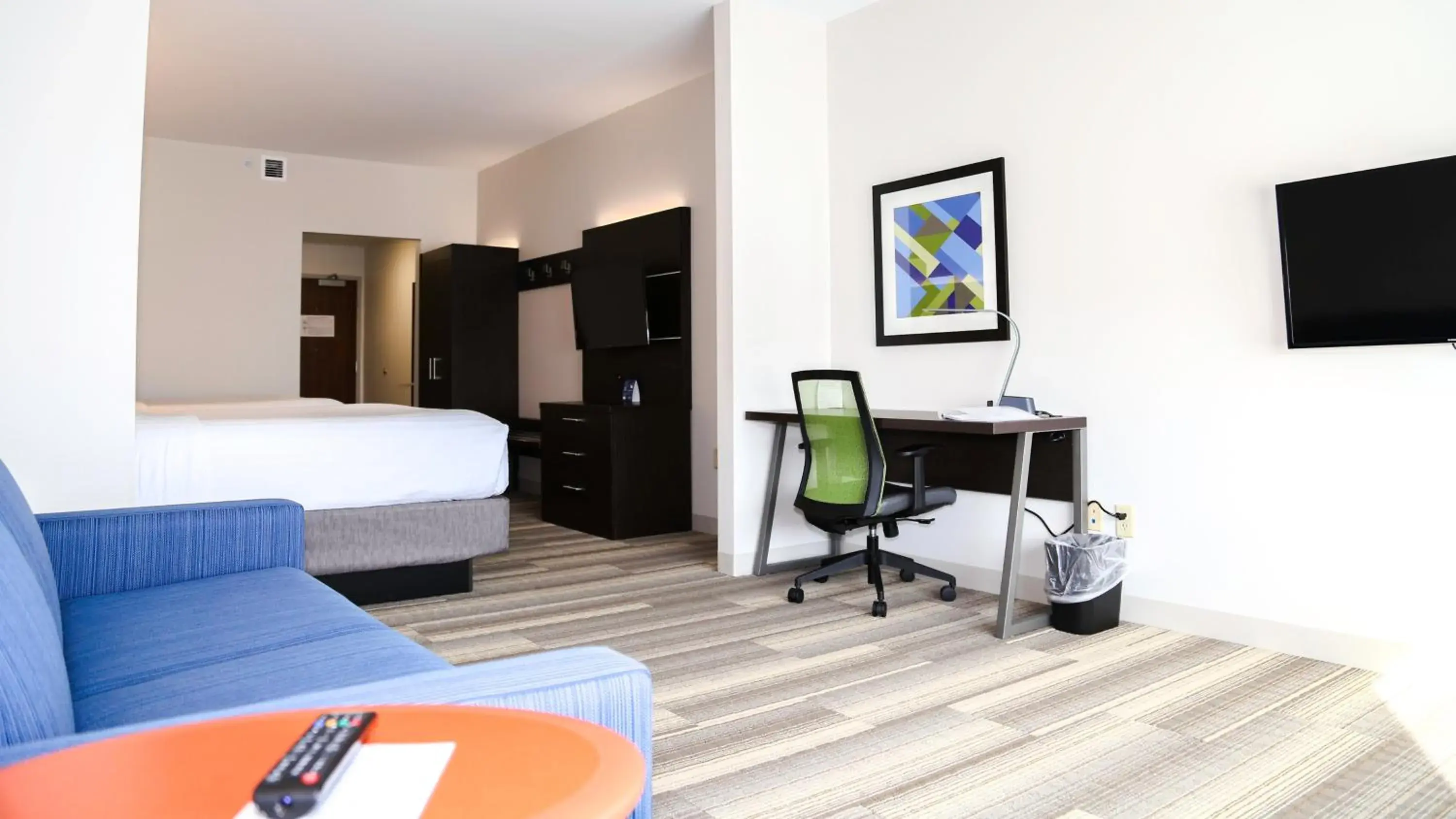 Queen Suite with Two Queen Beds - Communications Accessible in Holiday Inn Express & Suites Kingston-Ulster by IHG Queen Suite with Two Queen Beds - Communications Accessible in Holiday Inn Express & Suites Kingston-Ulster by IHG
