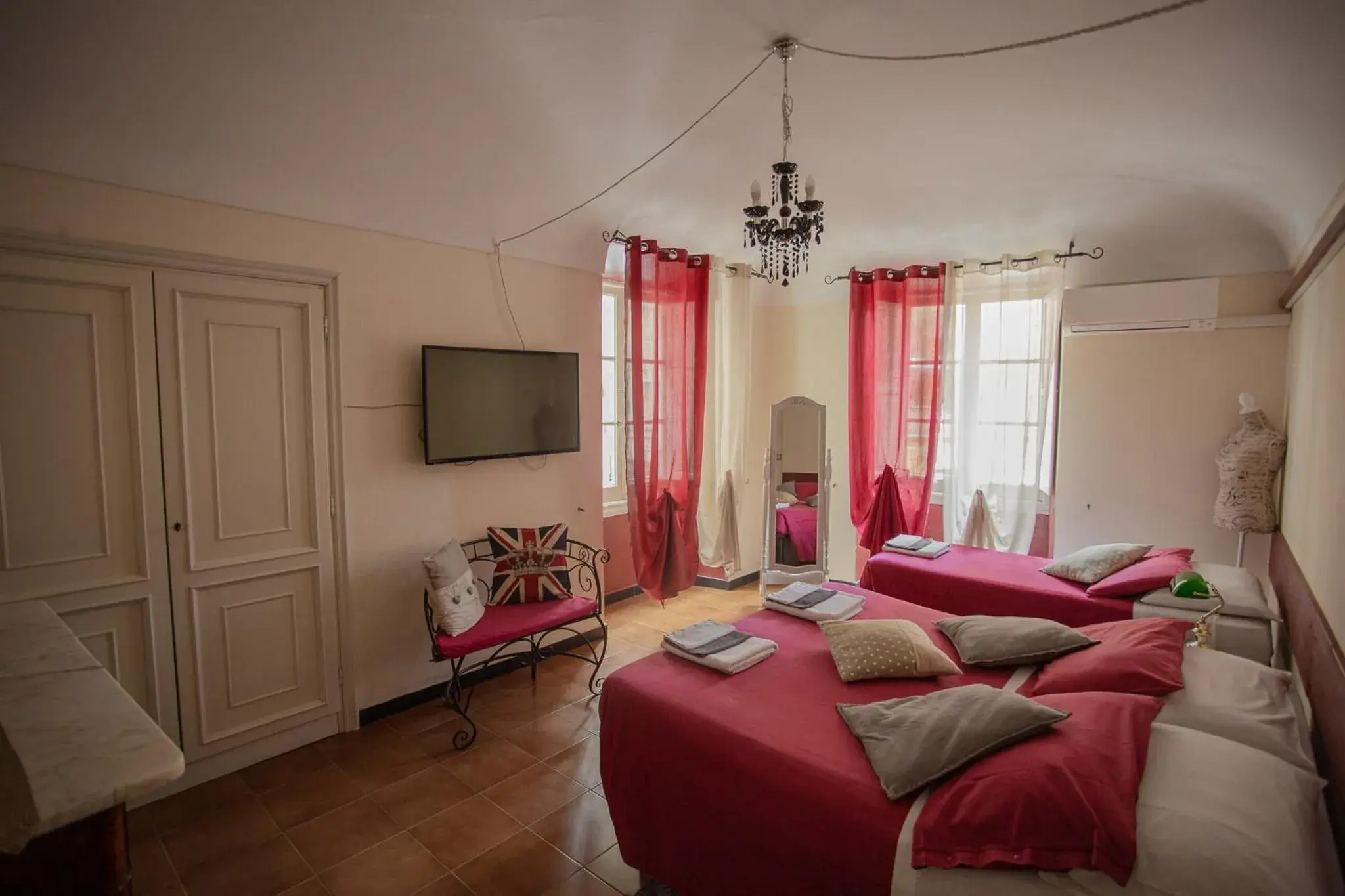 Triple Room with Shared Toilet in Antico Pozzo Bed and Breakfast Triple Room with Shared Toilet in Antico Pozzo Bed and Breakfast