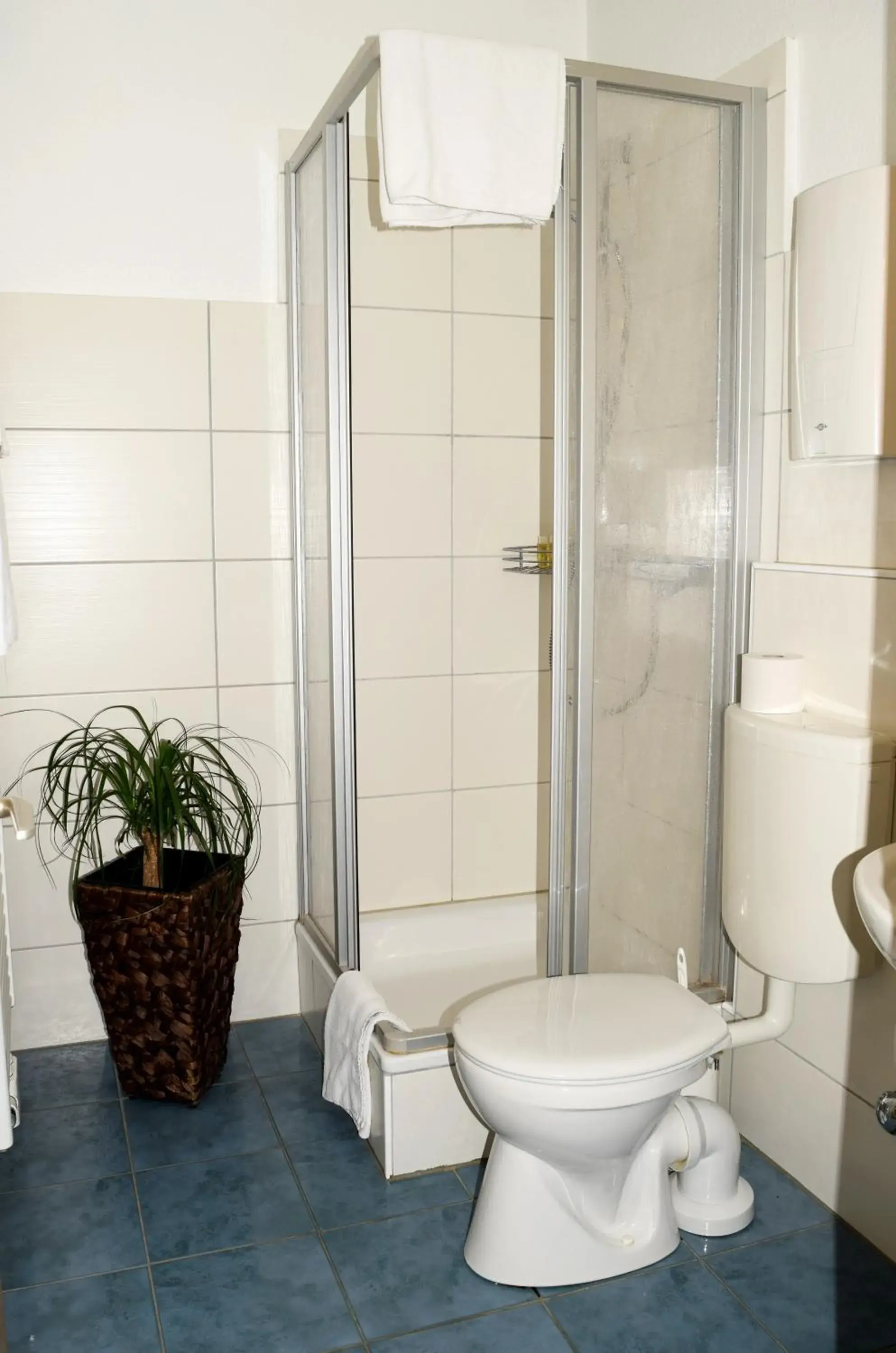 Double or Twin Room with Bathroom in Hotel- Restaurant Kerzan´s Double or Twin Room with Bathroom in Hotel- Restaurant Kerzan´s