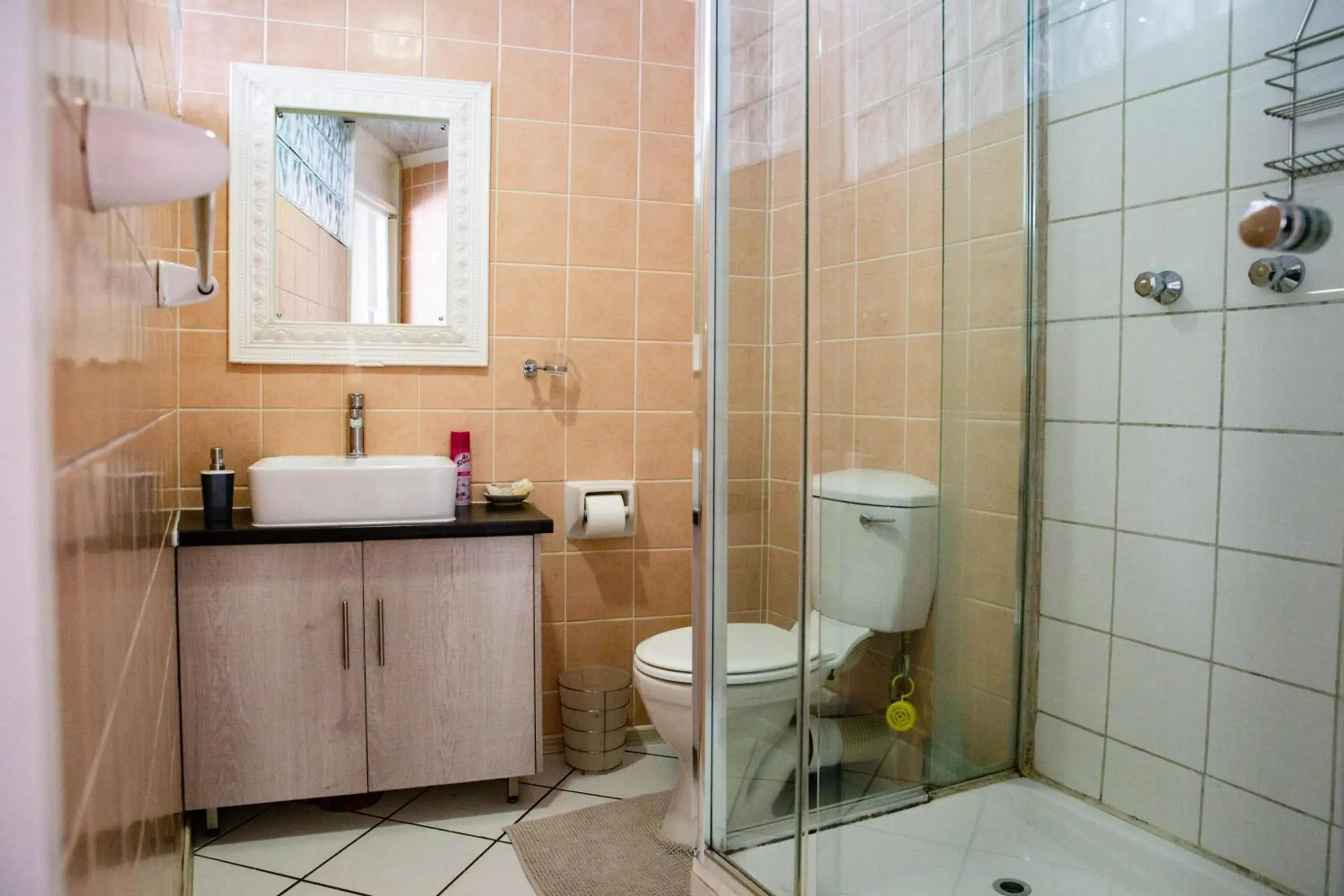 Economy Twin Room - single occupancy in Woodpecker Guesthouse Economy Twin Room - single occupancy in Woodpecker Guesthouse