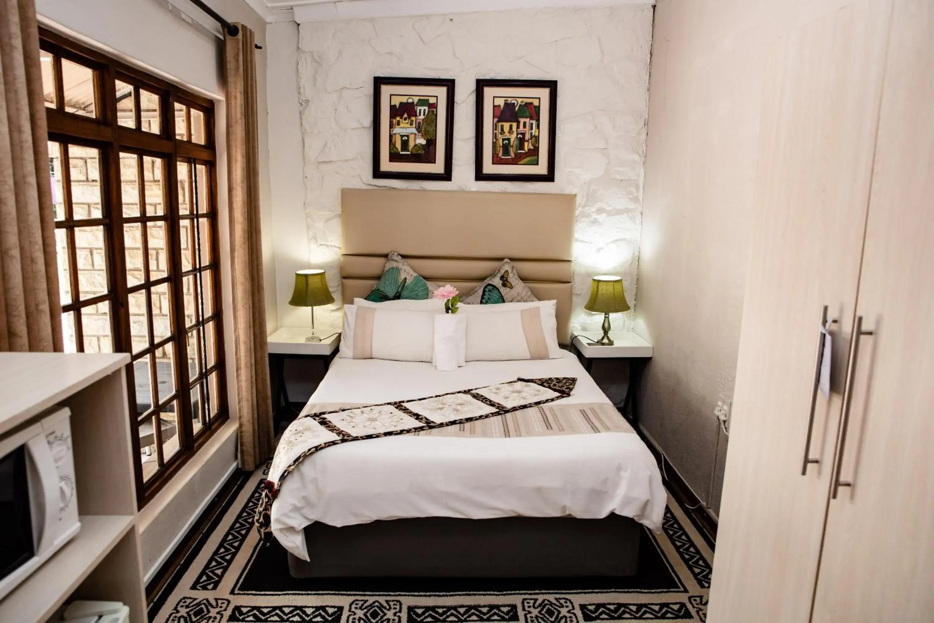 Family Room with Bathroom - single occupancy in Woodpecker Guesthouse Family Room with Bathroom - single occupancy in Woodpecker Guesthouse