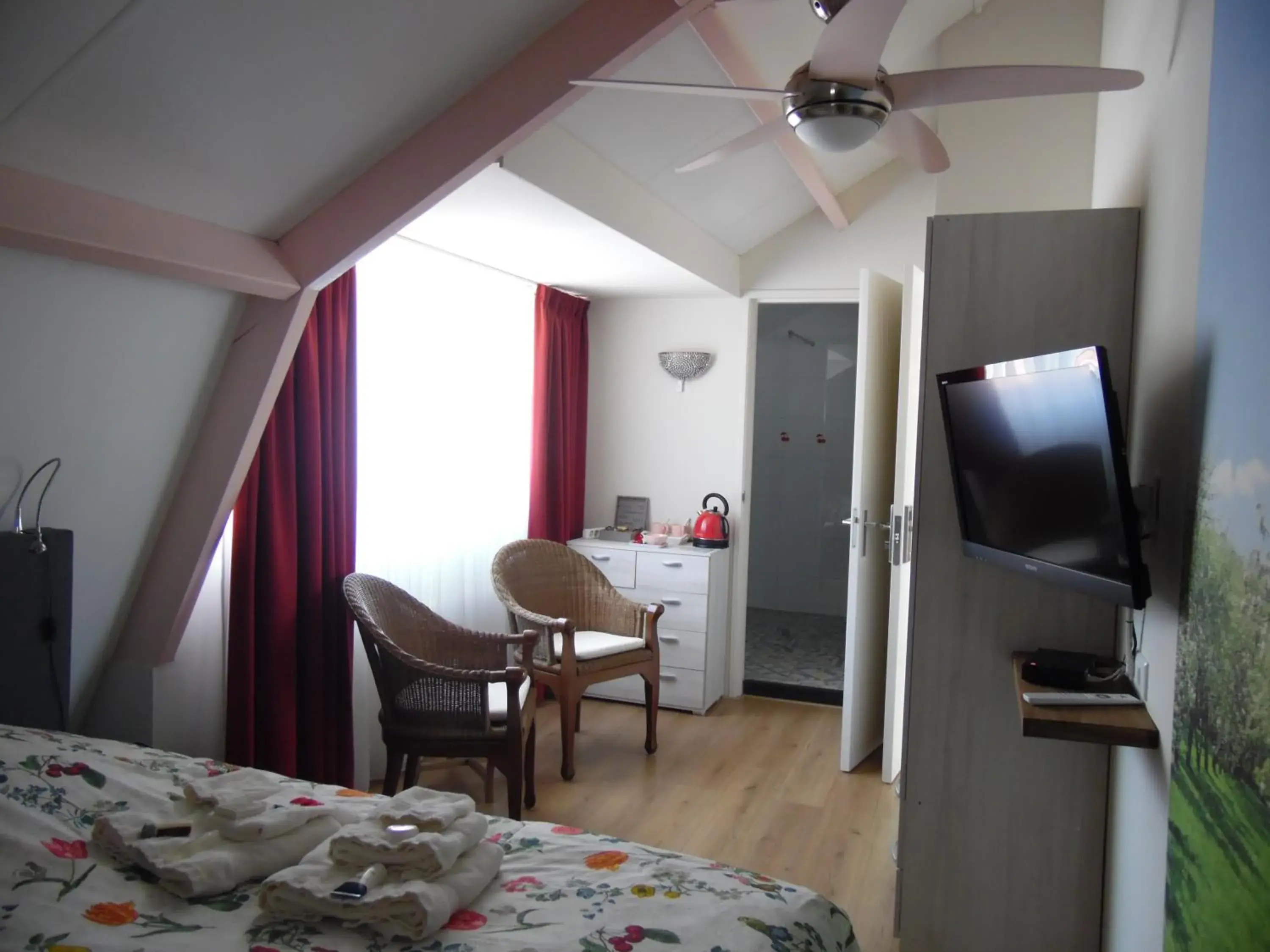 Deluxe Double Room with Shower - single occupancy in Cozy Bed and Breakfast Deluxe Double Room with Shower - single occupancy in Cozy Bed and Breakfast