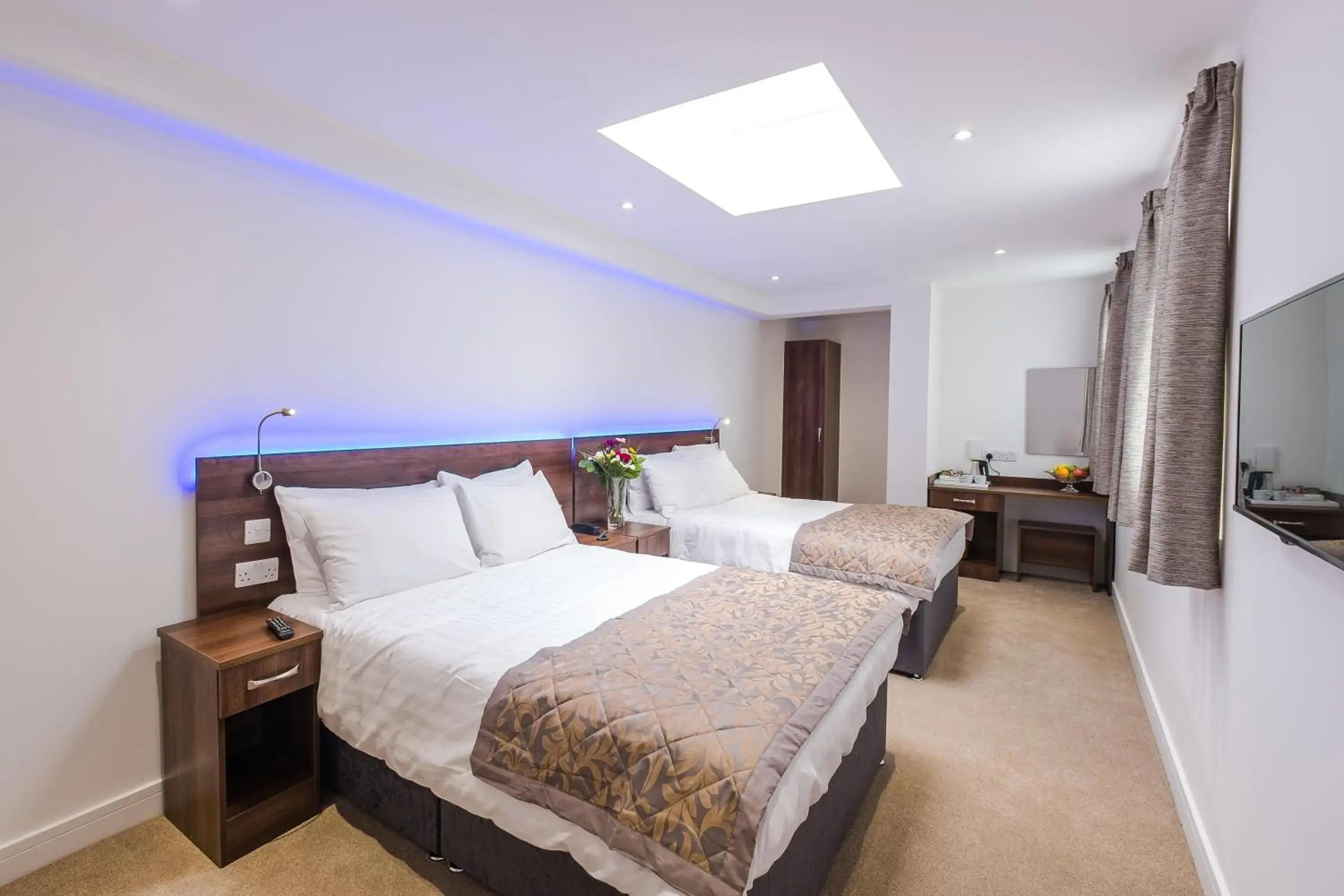 Deluxe Quadruple Room in Signature Hotel London Deluxe Quadruple Room in Signature Hotel London