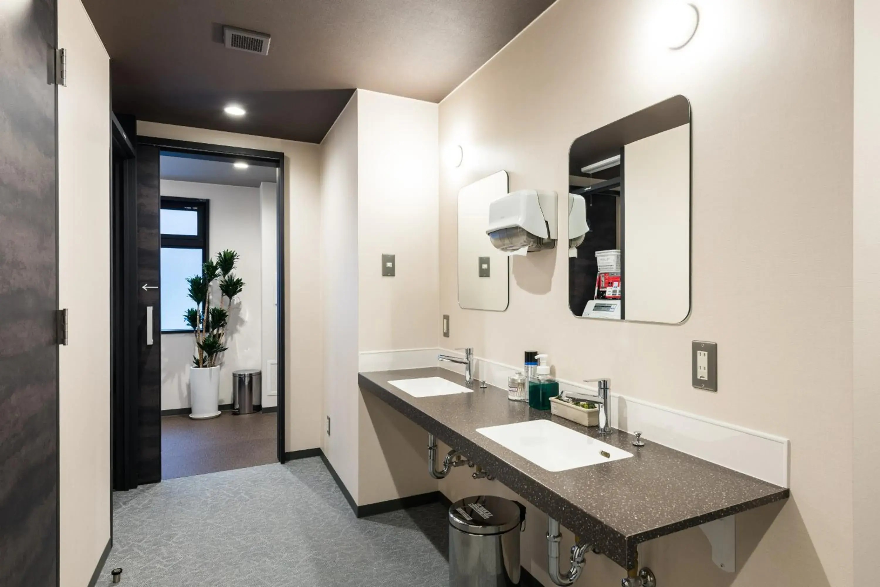 Single Bed with TV in 6 Beds Mixed Dormitory Room in Drop Inn Tottori Single Bed with TV in 6 Beds Mixed Dormitory Room in Drop Inn Tottori