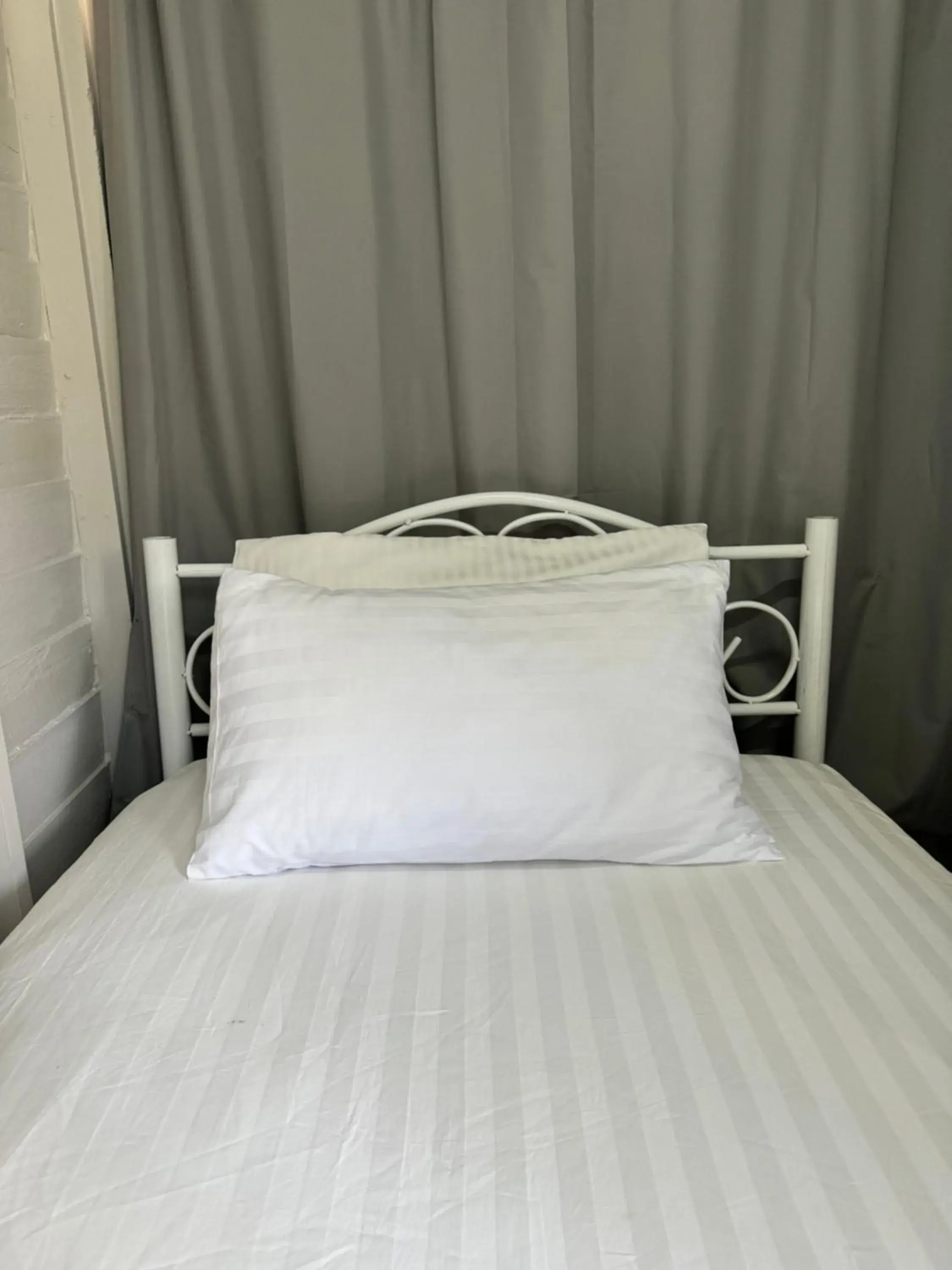 Budget Single Room in Many Trees Budget Single Room in Many Trees