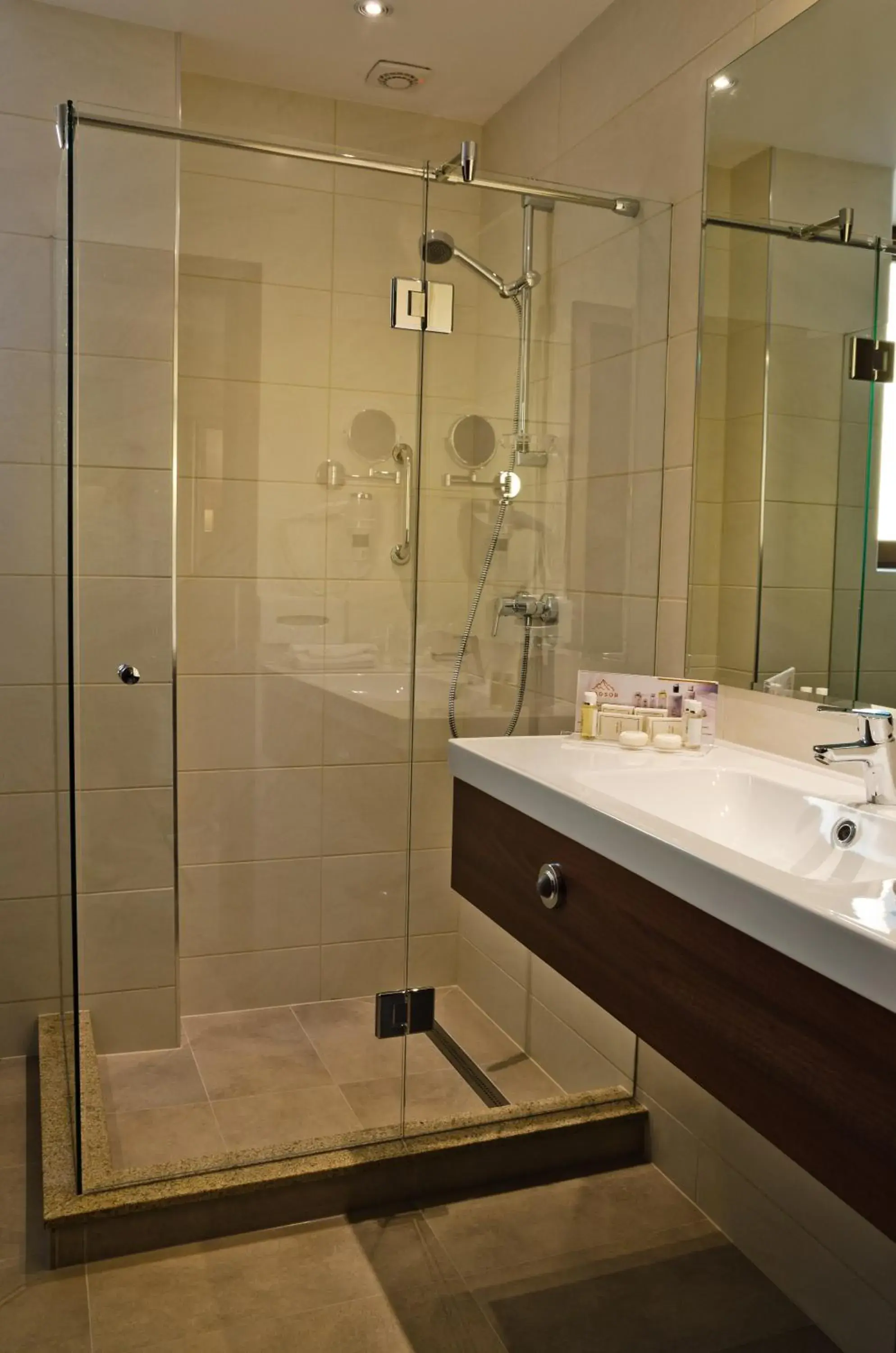 Family Room (2 Adults + 1 Child) in Radsor Hotel Family Room (2 Adults + 1 Child) in Radsor Hotel