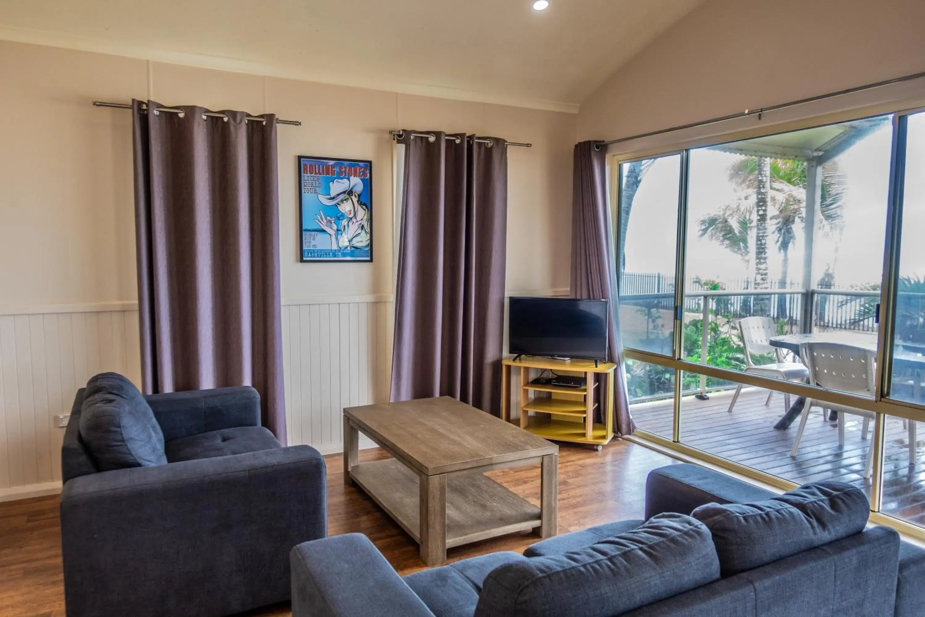 Two Bedroom Beachfront Spa Villa in Tasman Holiday Parks - Rollingstone Two Bedroom Beachfront Spa Villa in Tasman Holiday Parks - Rollingstone